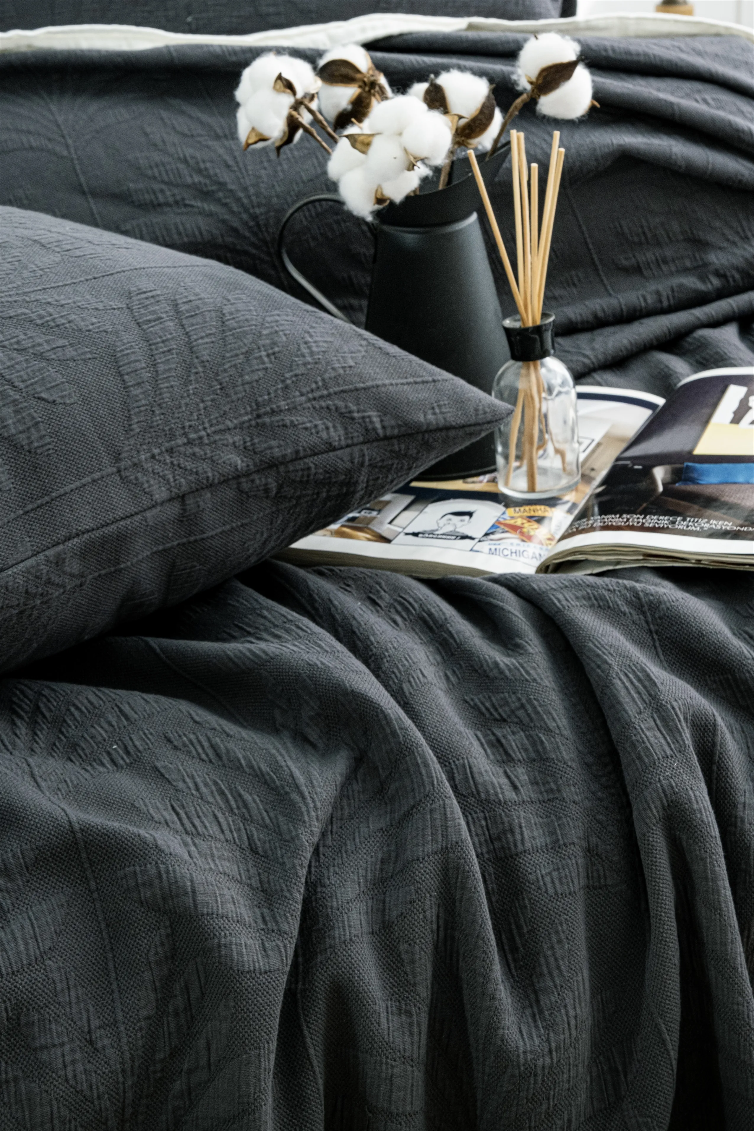 Silvia Jakarlı Yatak Örtüsü Seti – Modern Desenli %100 Pamuk Jakarlı Kumaş, Nefes Alabilir ve Şık 3 Parça Yatak Odası Takımı