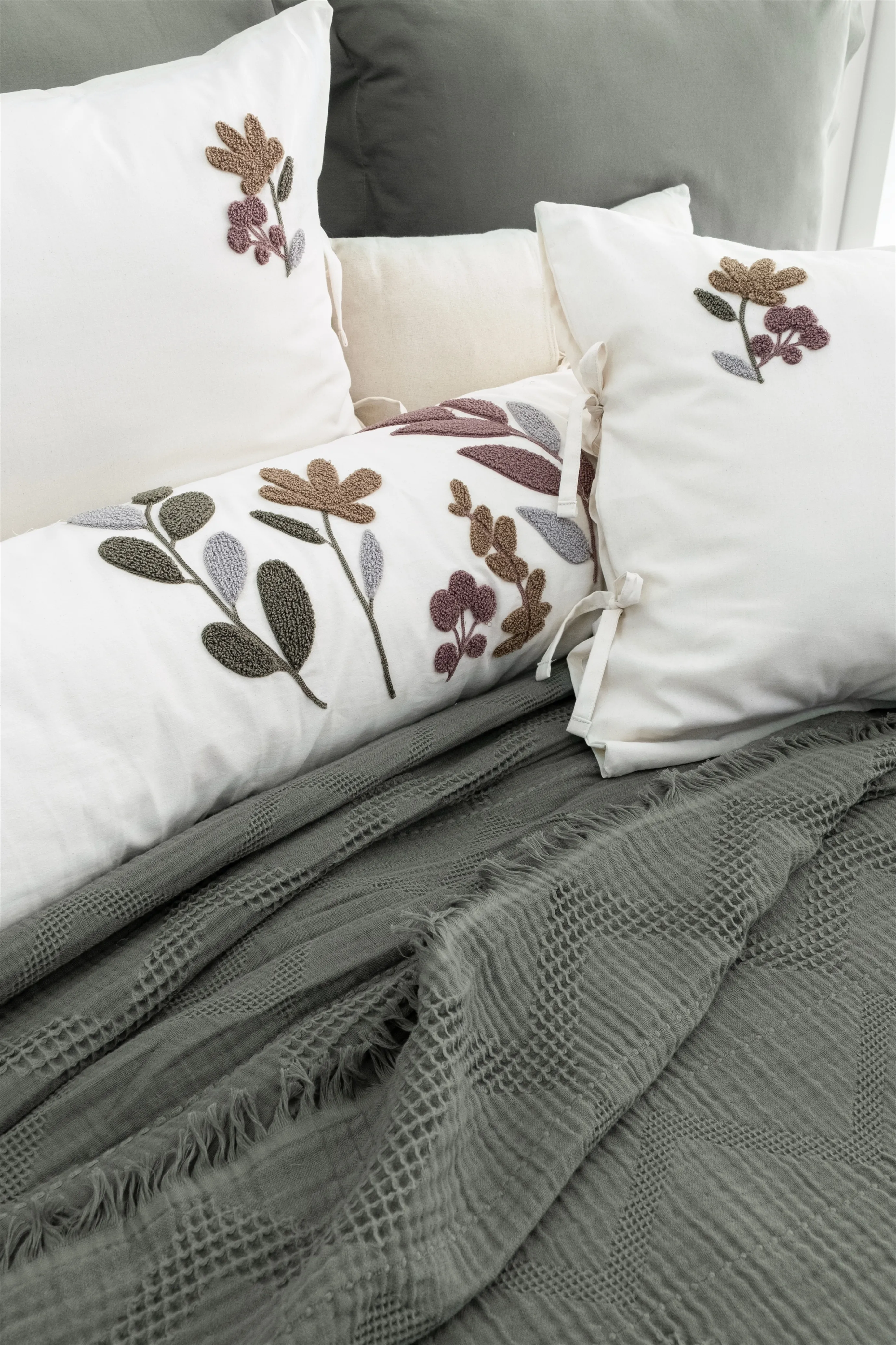 Paula Çeyiz Seti – %100 Pamuk Jakarlı Kumaş, Zarif Nakış Detaylı 6 Parça Nevresim ve Pike Takımı