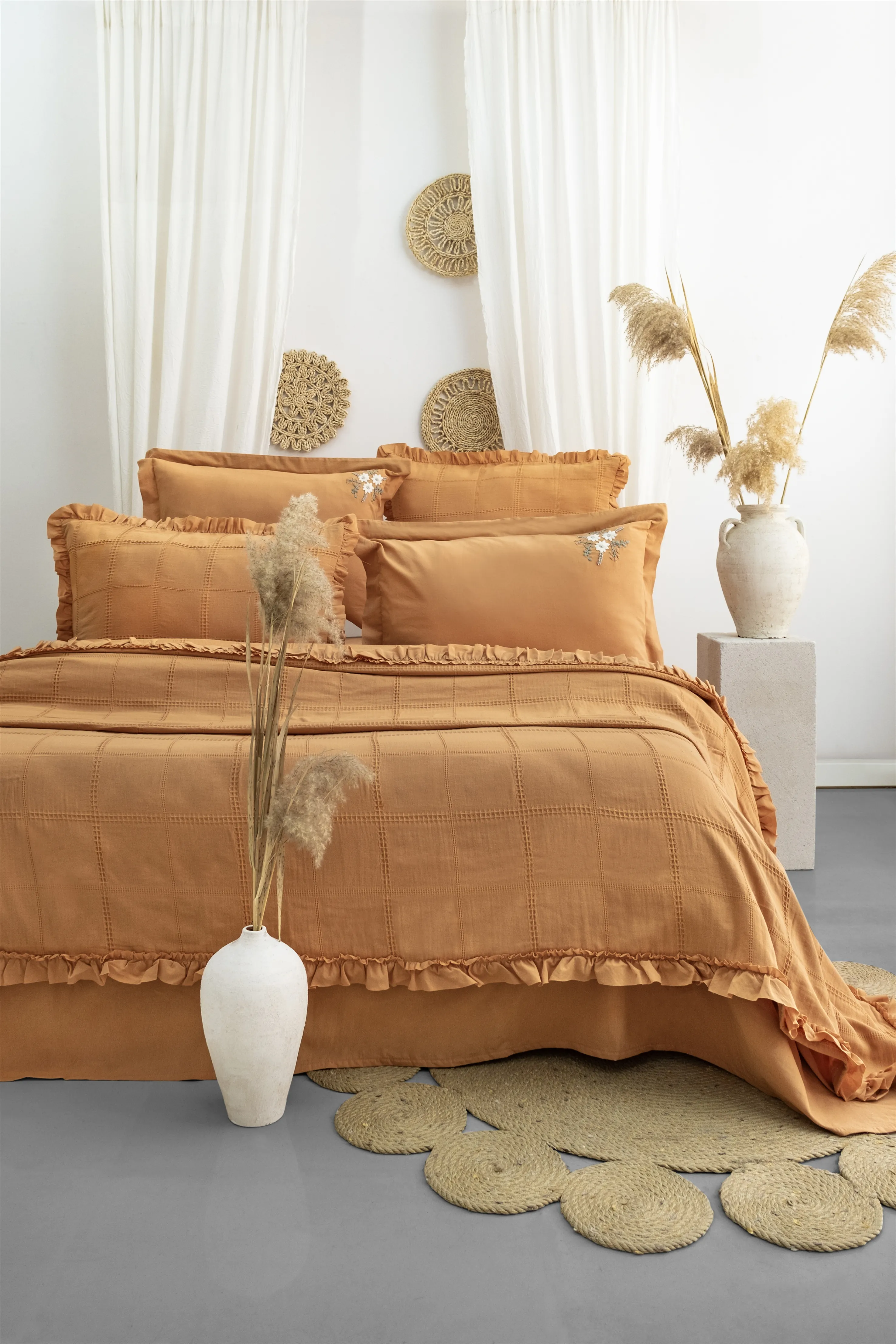 Fiorella Yatak Örtüsü Seti – Fırfır Detaylı %100 Pamuk Jakarlı Kumaş, El Nakışı Dokunuşlu 6 Parça Yatak Odası Takımı, Romantik ve Zarif Tasarım