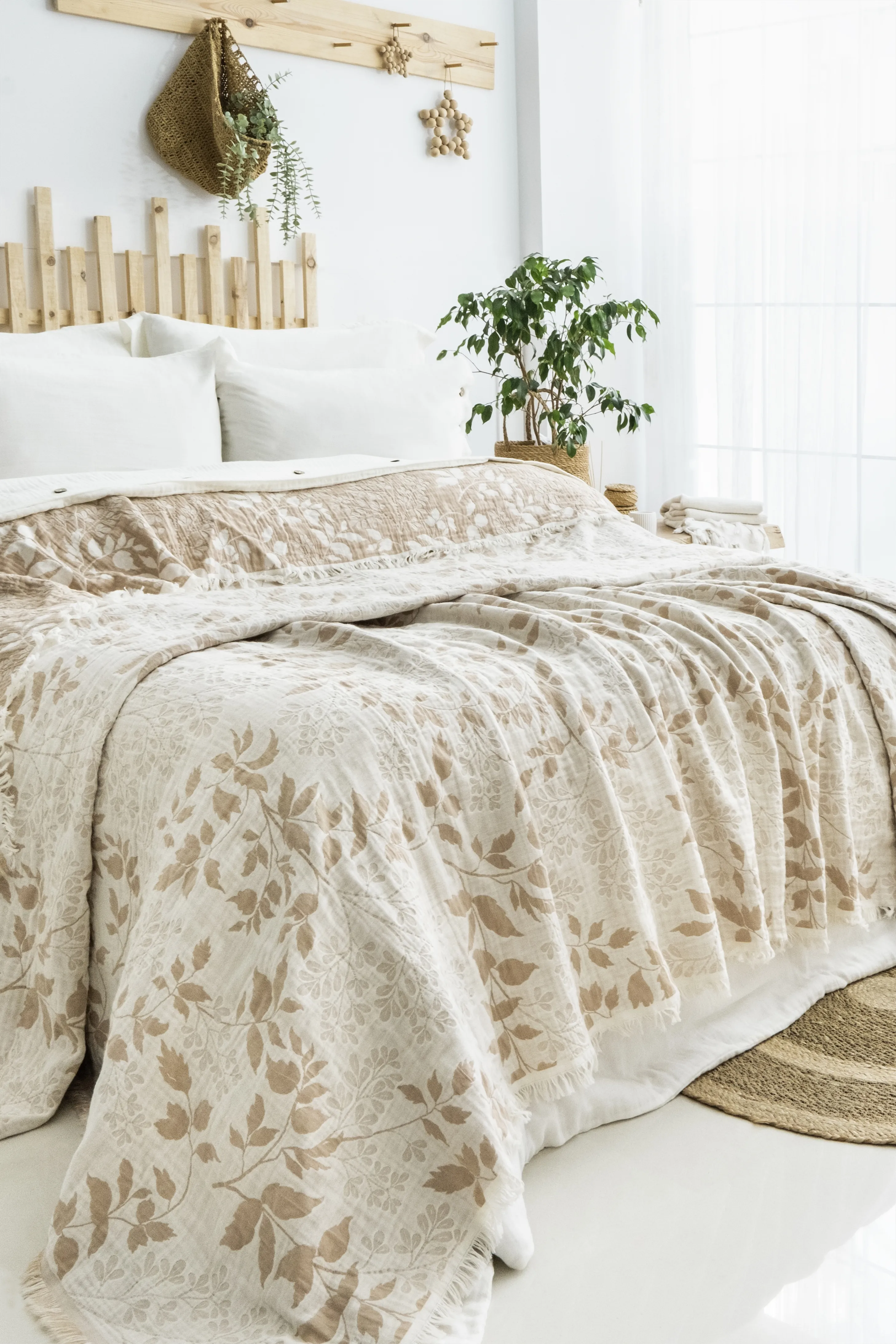 Amore Müslin Yatak Örtüsü – Yaprak Desenli 4 Katmanlı Jakarlı Dokuma | 240x260 cm | %100 Pamuk Müslin Battaniye