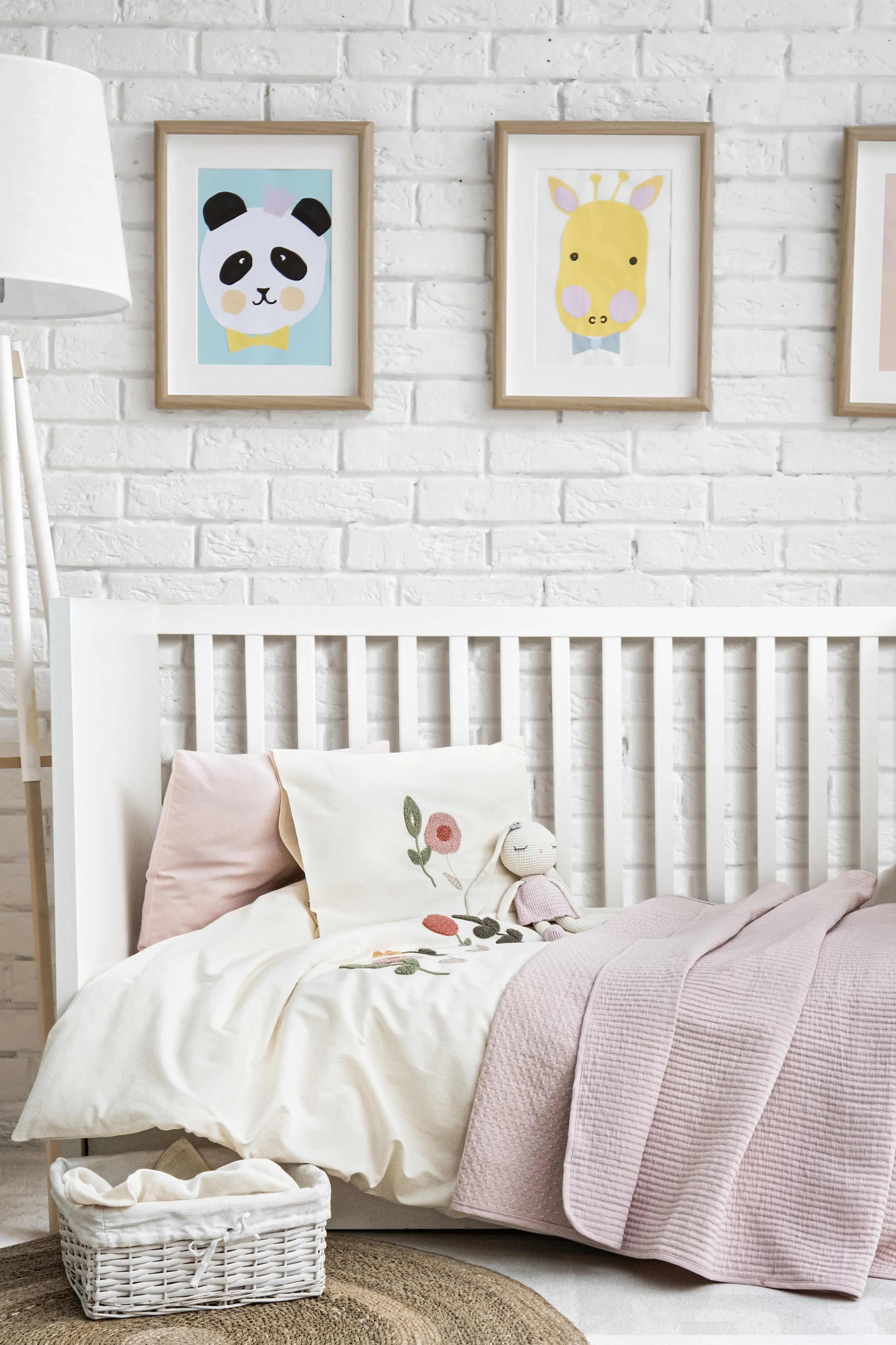 Flower Garden Nakışlı Bebek Nevresim Seti – Çiçek Desenli, %100 Pamuk Kumaş, Pembe Tonlarda Doğal ve Nefes Alan Pamuk Örtülü Bebek Seti