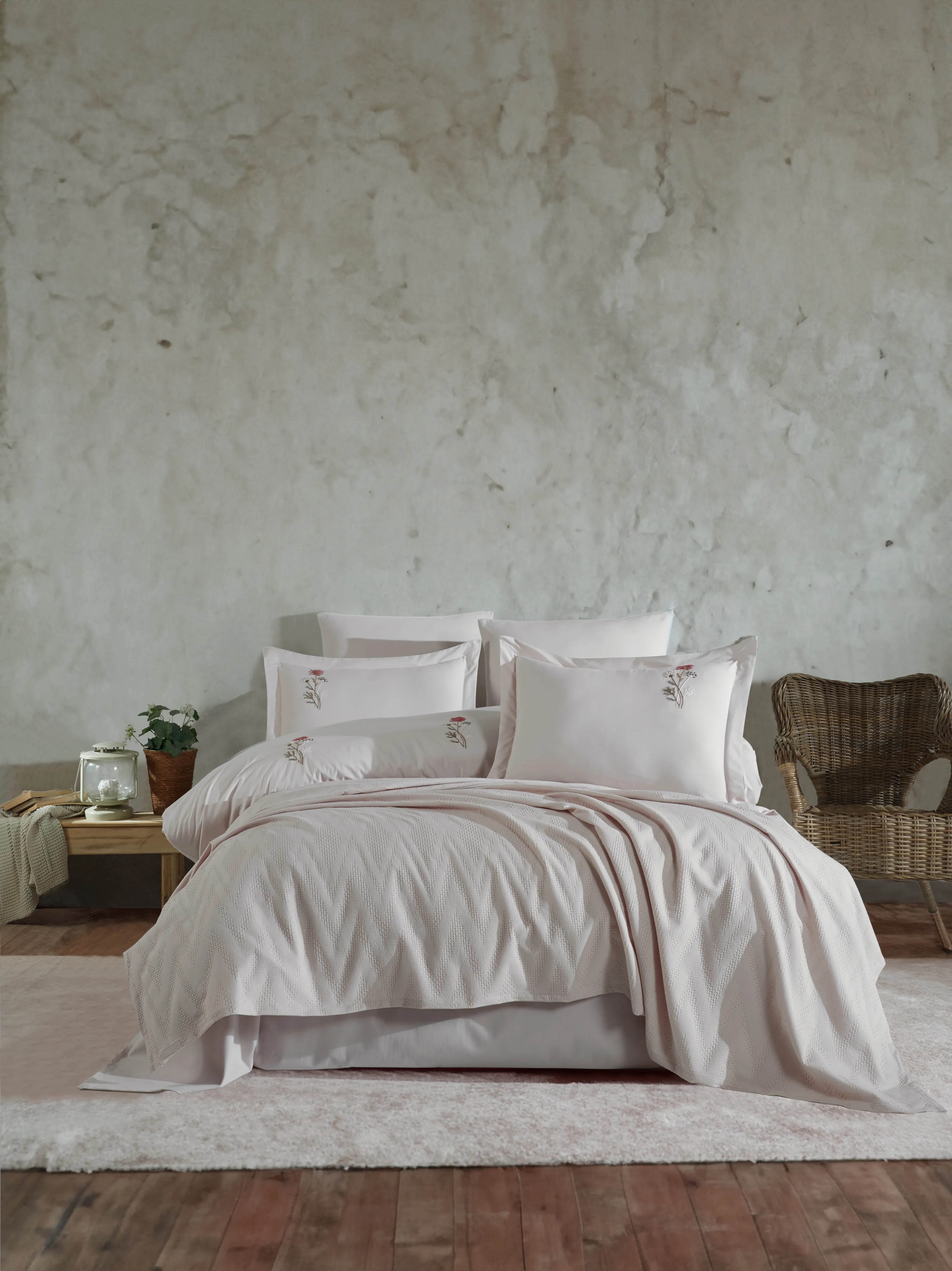 Noris Saten Pike Takımı – El Nakışı Detaylı %100 Pamuk Saten Kumaş, Zarif Jakarlı Dokusu ve Yumuşak Parlaklığıyla 4 Parça Lüks Yatak Odası Takımı