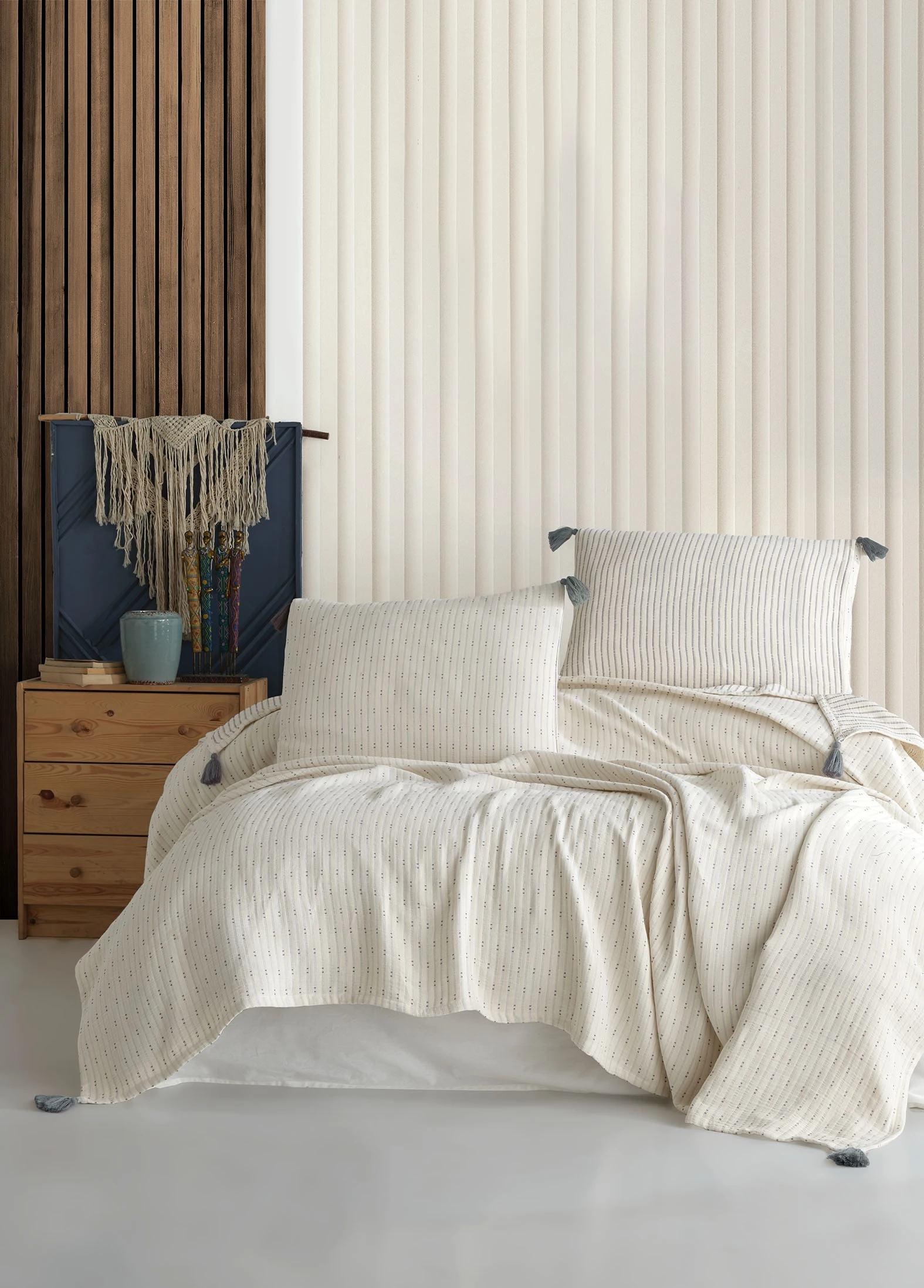 Hermes Jakarlı Müslin Yatak Örtüsü Seti – Püskül Detaylı, Desenli %100 Pamuk Jakarlı Müslin Kumaş, Modern Boho 3 Parça Yatak Odası Takımı