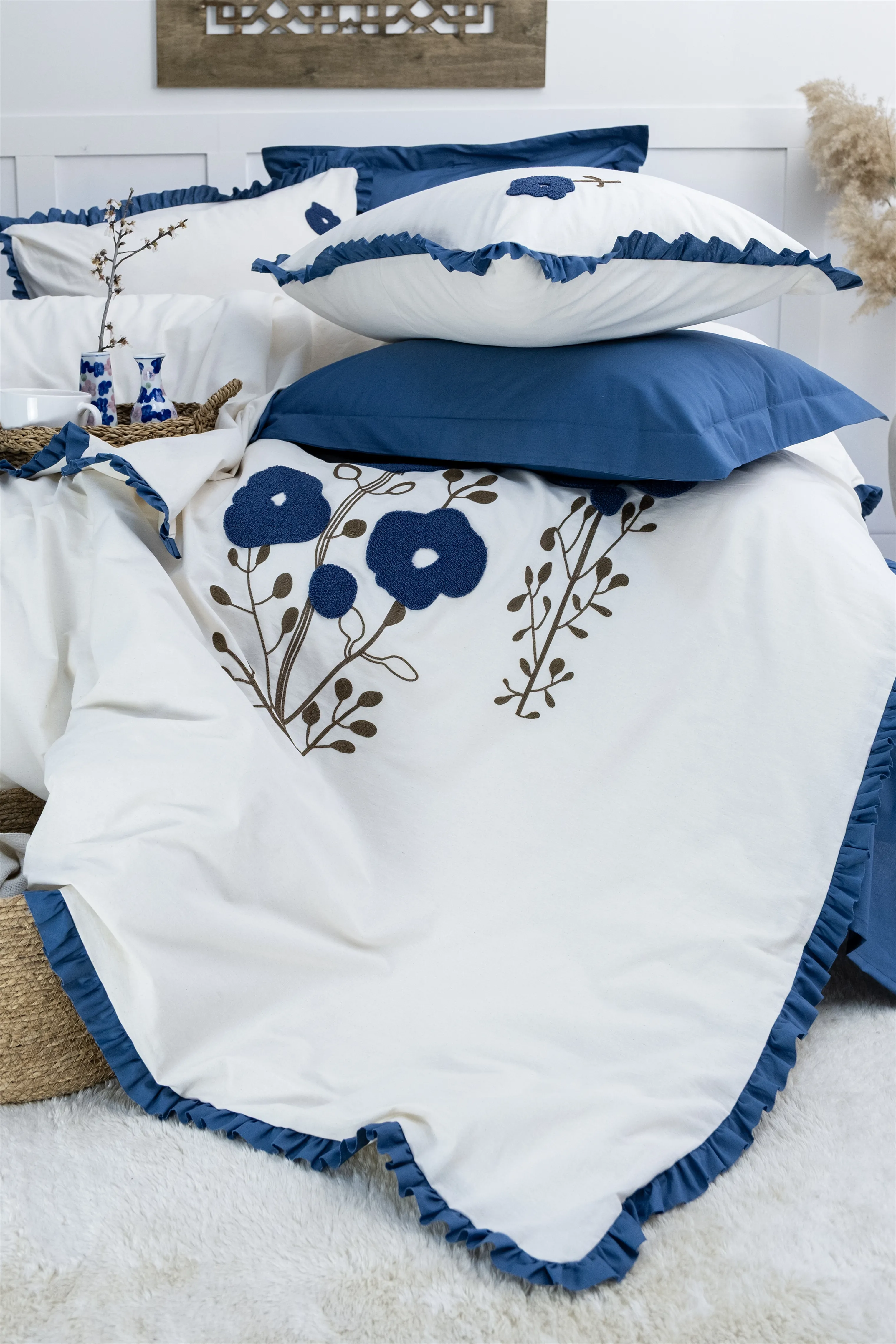 Alessa Nakışlı Nevresim Takımı – Çiçek Desenli Nakış, Volanlı Kenar Detaylı, %100 Pamuk Kumaş, 6 Parça Çift Kişilik Set (200x220 Nevresim, 240x260 Çarşaf)