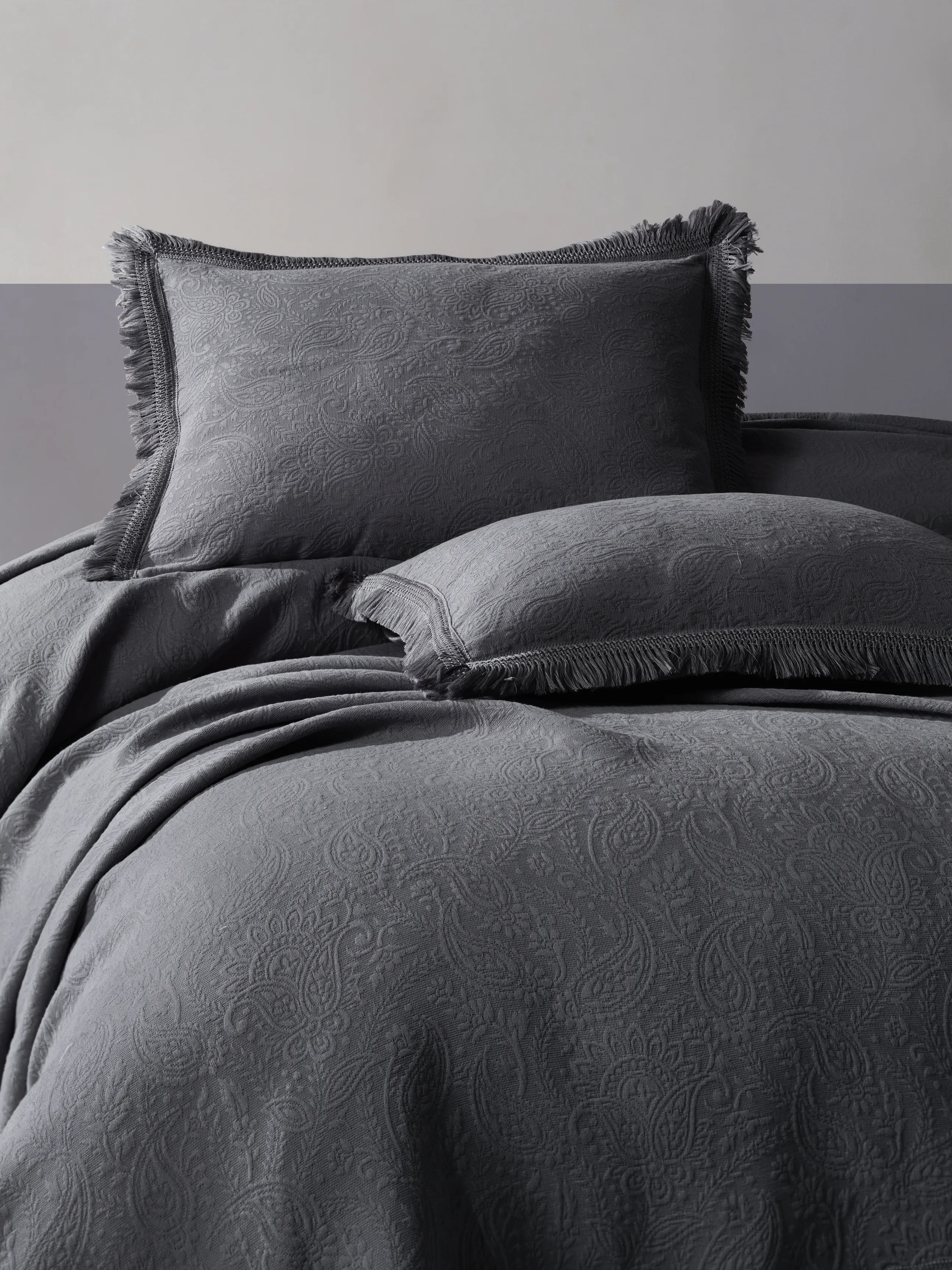 Grace Jakarlı Yatak Örtüsü Seti – Püskül Kenar Detaylı, Desenli %100 Pamuk Jakarlı Kumaş, Modern & Boho Tarz 3 Parça Yatak Odası Takımı