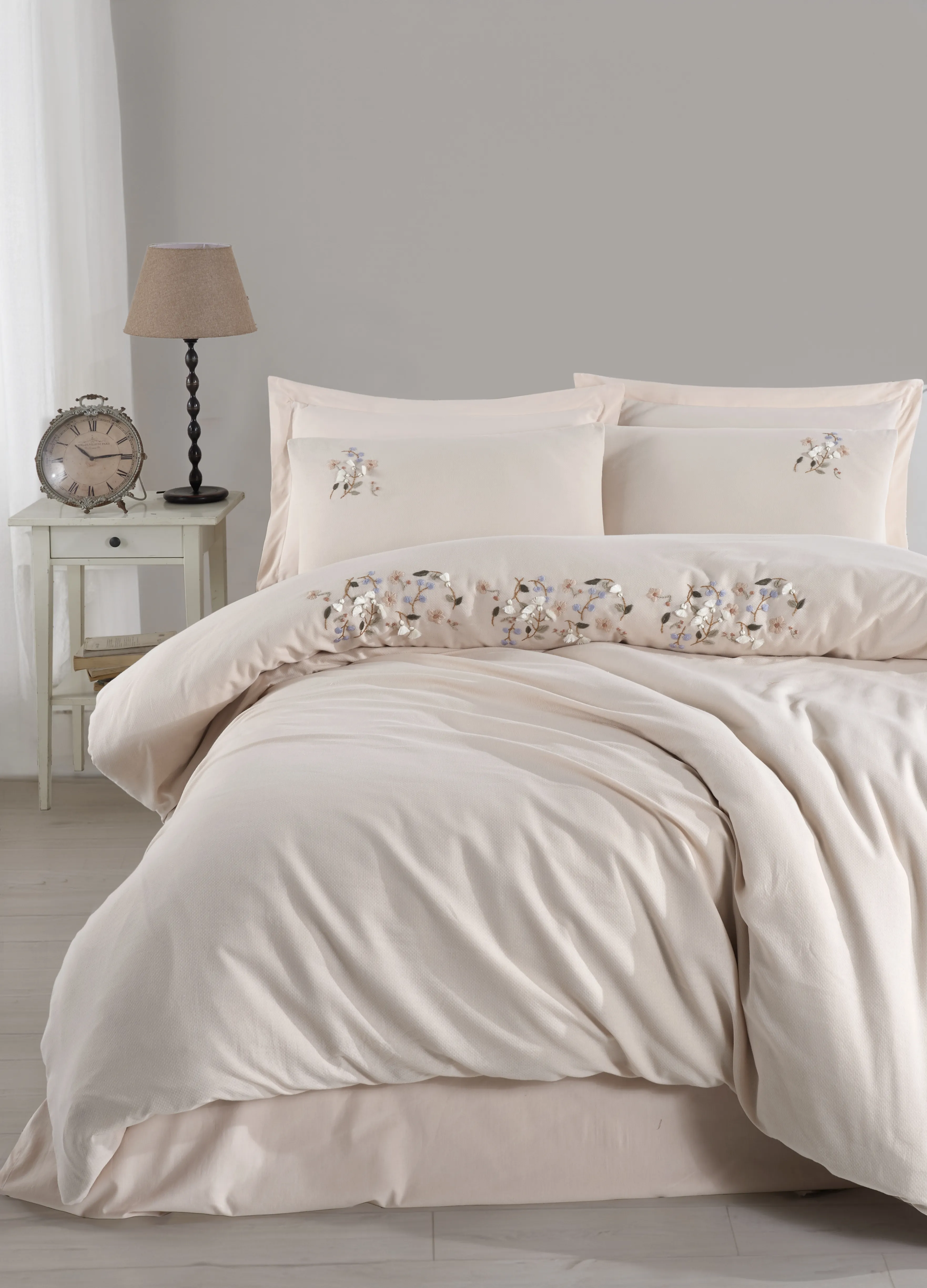 Zenda Nakışlı Nevresim Takımı – Pudra Tonlarda Zarif Çiçek Nakışlı, %100 Pamuk Kumaş, 6 Parça Çift Kişilik Set (200x220 Nevresim, 240x260 Çarşaf)