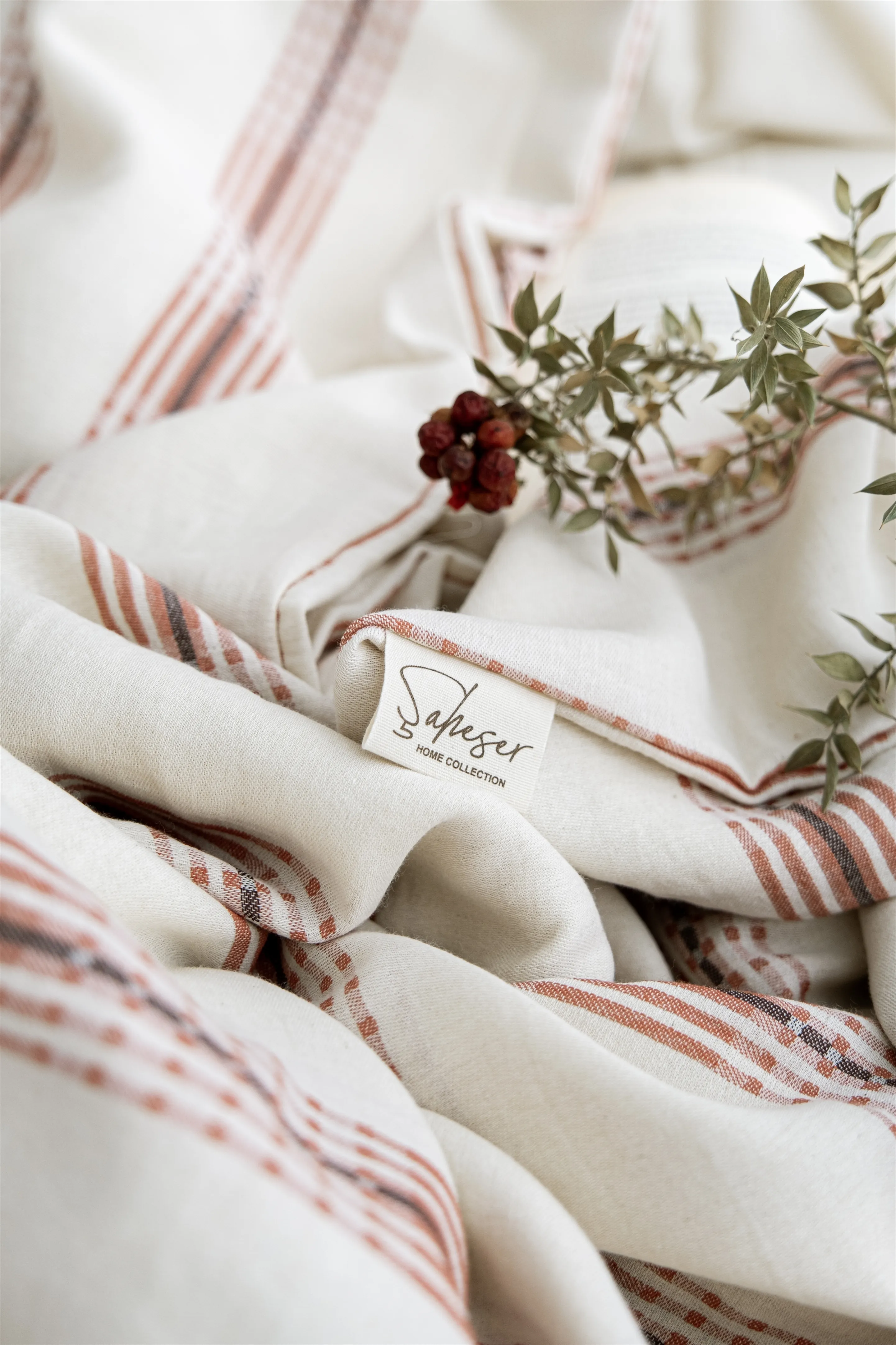 Aida İplik Boyalı Nevresim Takımı – Doğal Çizgili Dokuma, %100 Pamuk Kumaş, 3 Renk Seçeneğiyle Klasik ve Zamansız Tarz