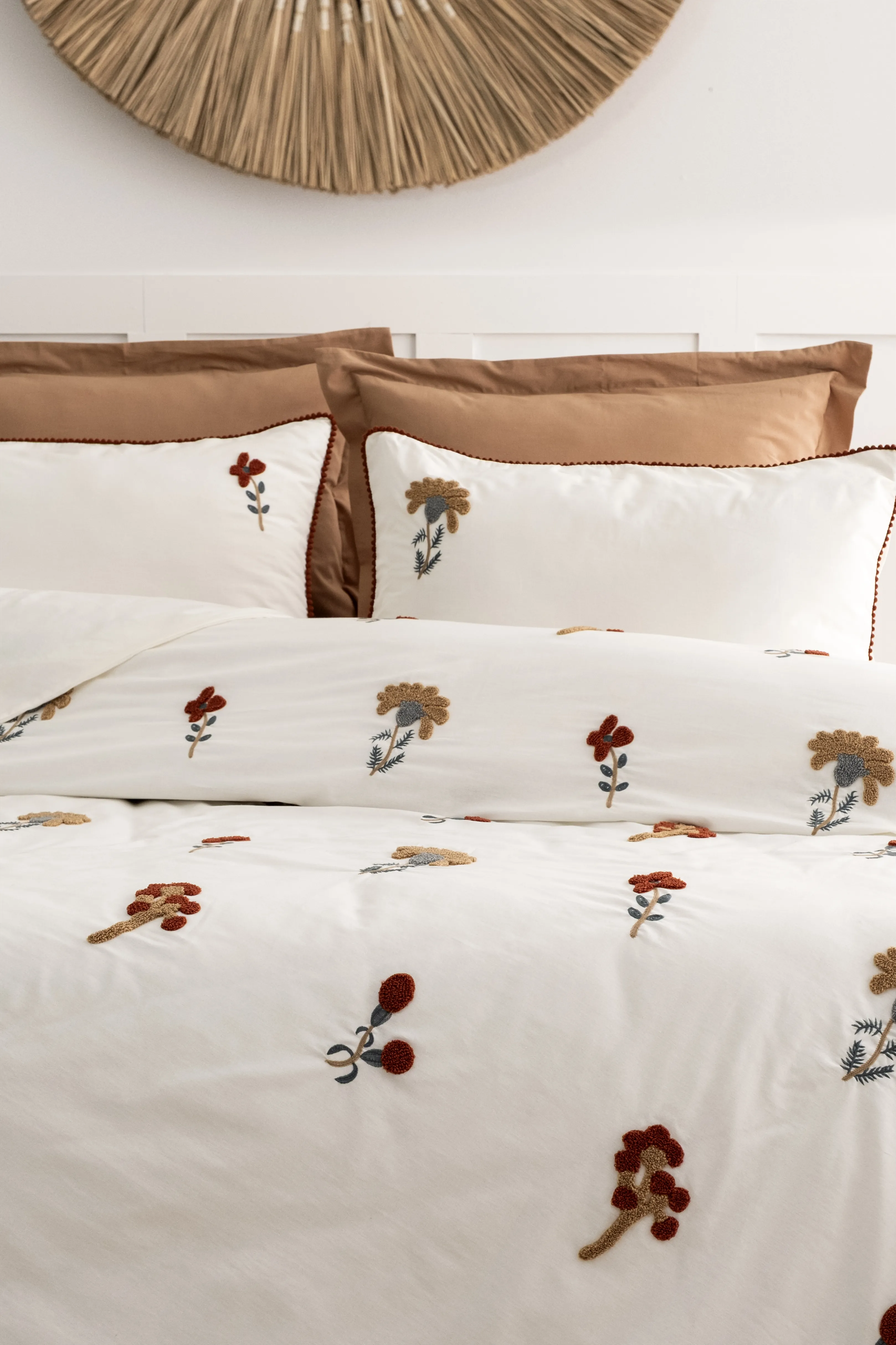 Zaira Nakışlı Nevresim Takımı – Rustik Çiçek Nakışlı, Doğal Tonlarda %100 Pamuk Kumaş, 6 Parça Çift Kişilik Set (200x220 Nevresim, 240x260 Çarşaf)