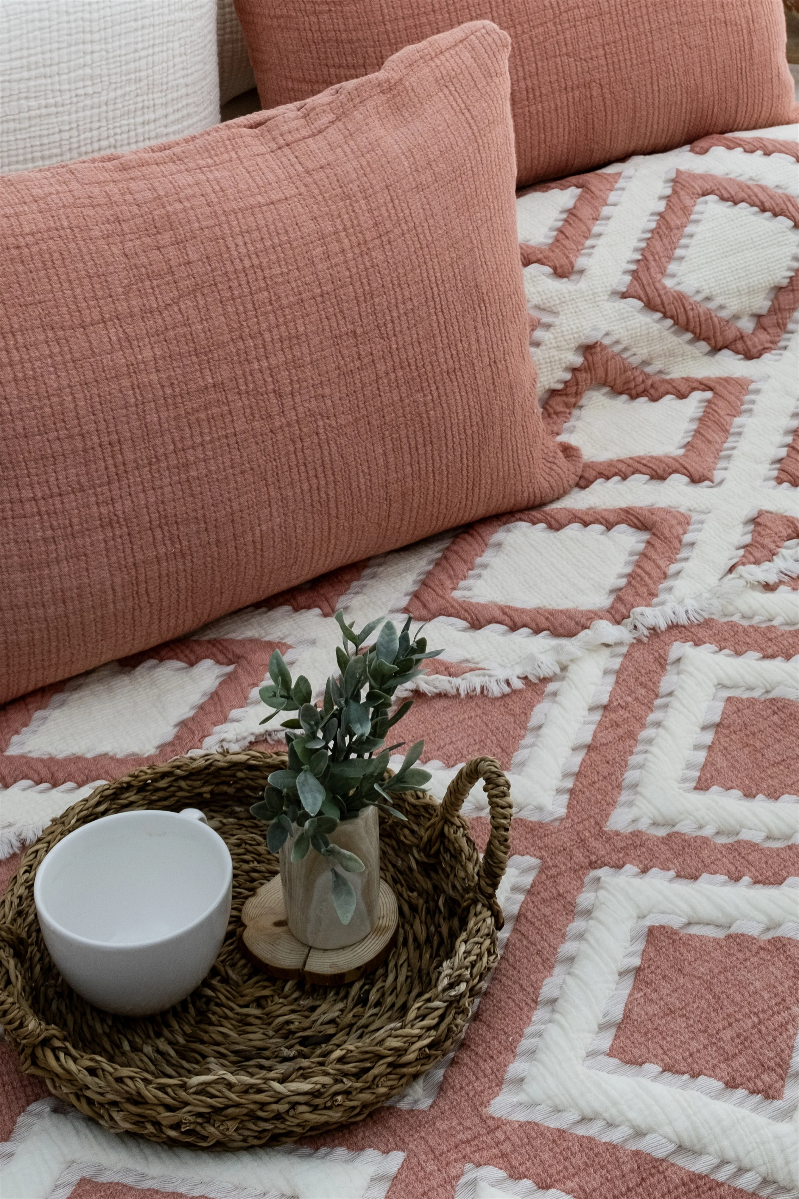 Sonia Müslin Yatak Örtüsü Seti – Geometrik Desenli 4 Katmanlı Jakarlı Dokuma | 240x260 cm | %100 Pamuk Müslin Battaniye ve Yorgan Seti