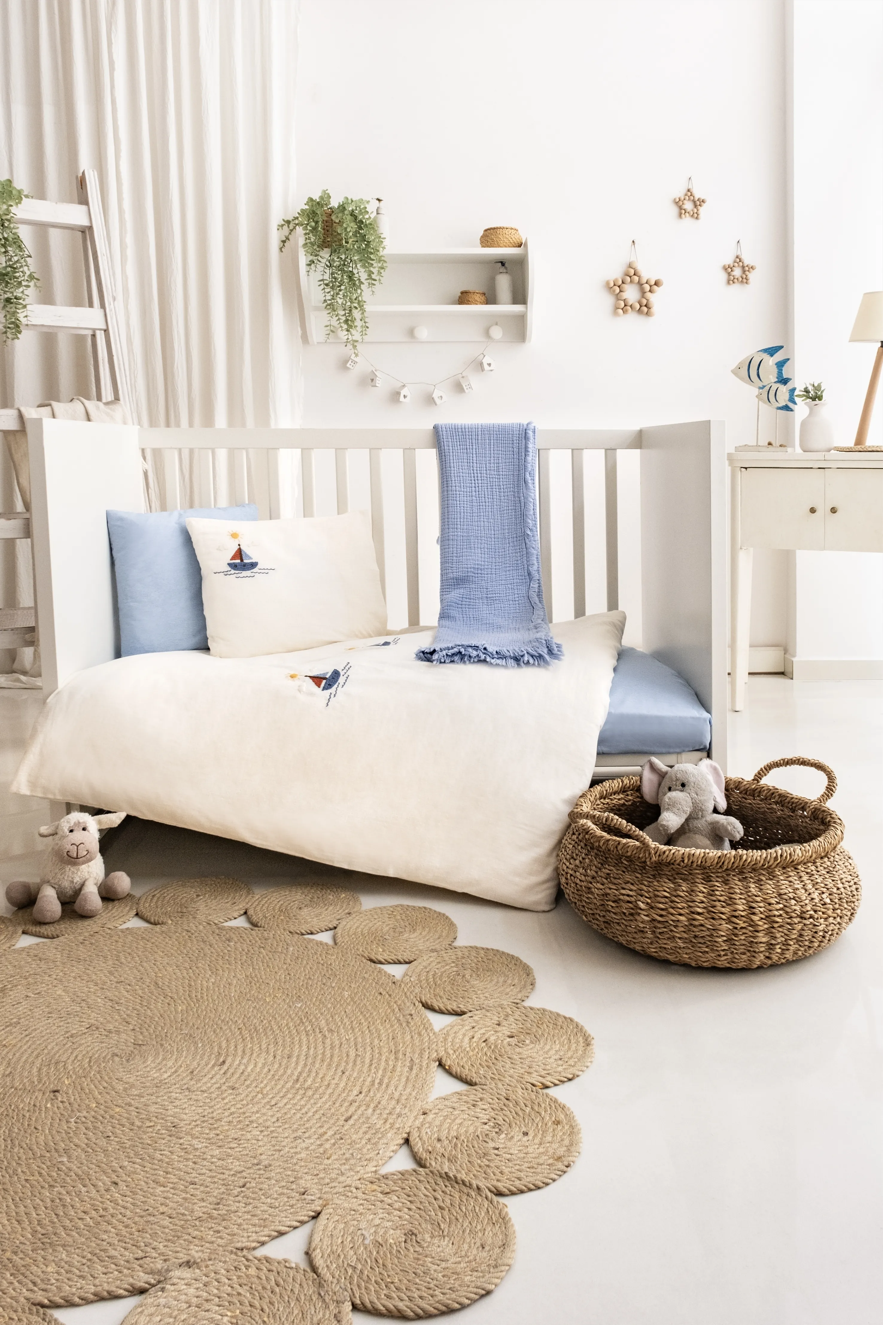 Sailor Müslin Bebek Nevresim Takımı – Mavi Tonlarda Deniz Temalı El Nakışlı %100 Pamuk Müslin Bebek Battaniyesi Seti