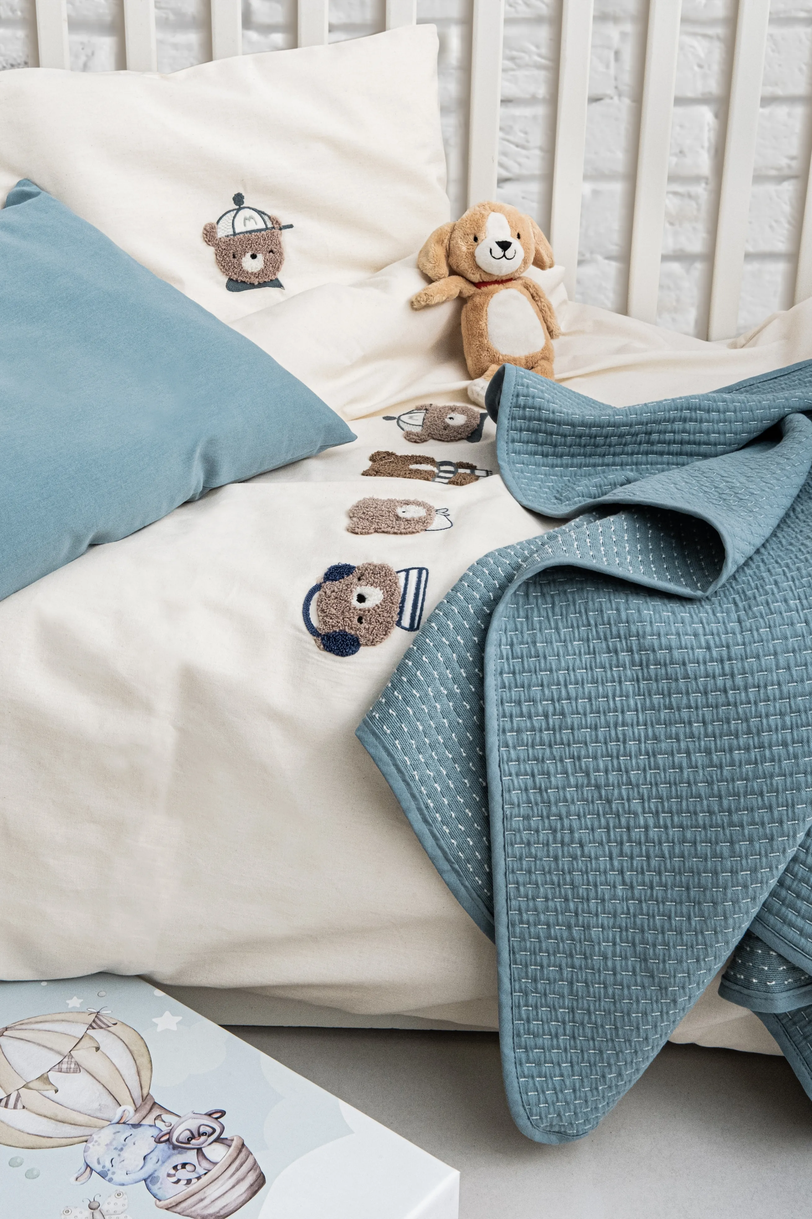 Nakışlı Pamuk Örtülü Bebek Nevresim Seti – Sevimli Ayıcık Desenli, %100 Pamuk Kumaş, Mavi Tonlarda Yumuşak ve Doğal Bebek Seti