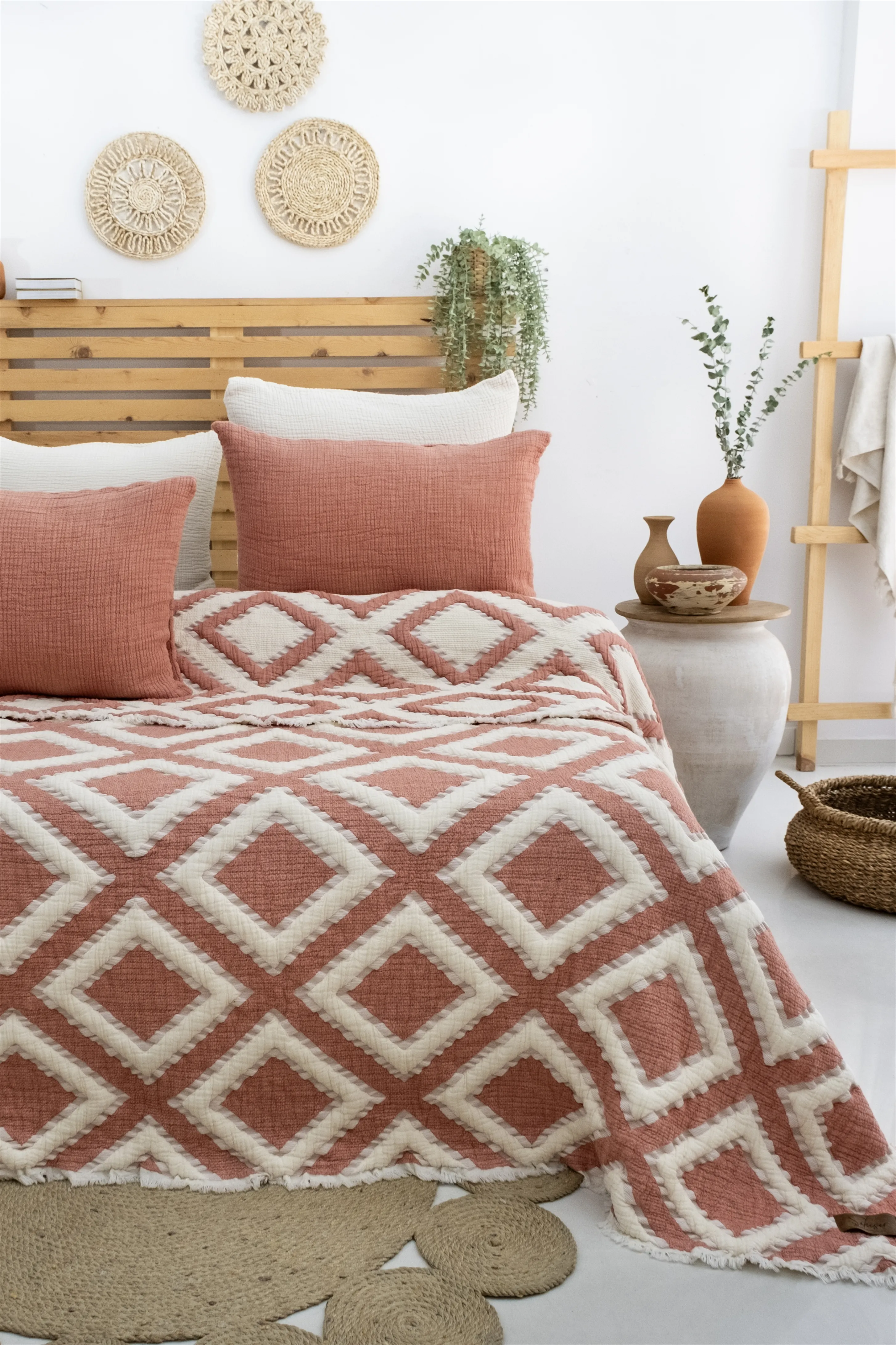 Sonia Müslin Yatak Örtüsü Seti – Geometrik Desenli 4 Katmanlı Jakarlı Dokuma | 240x260 cm | %100 Pamuk Müslin Battaniye ve Yorgan Seti