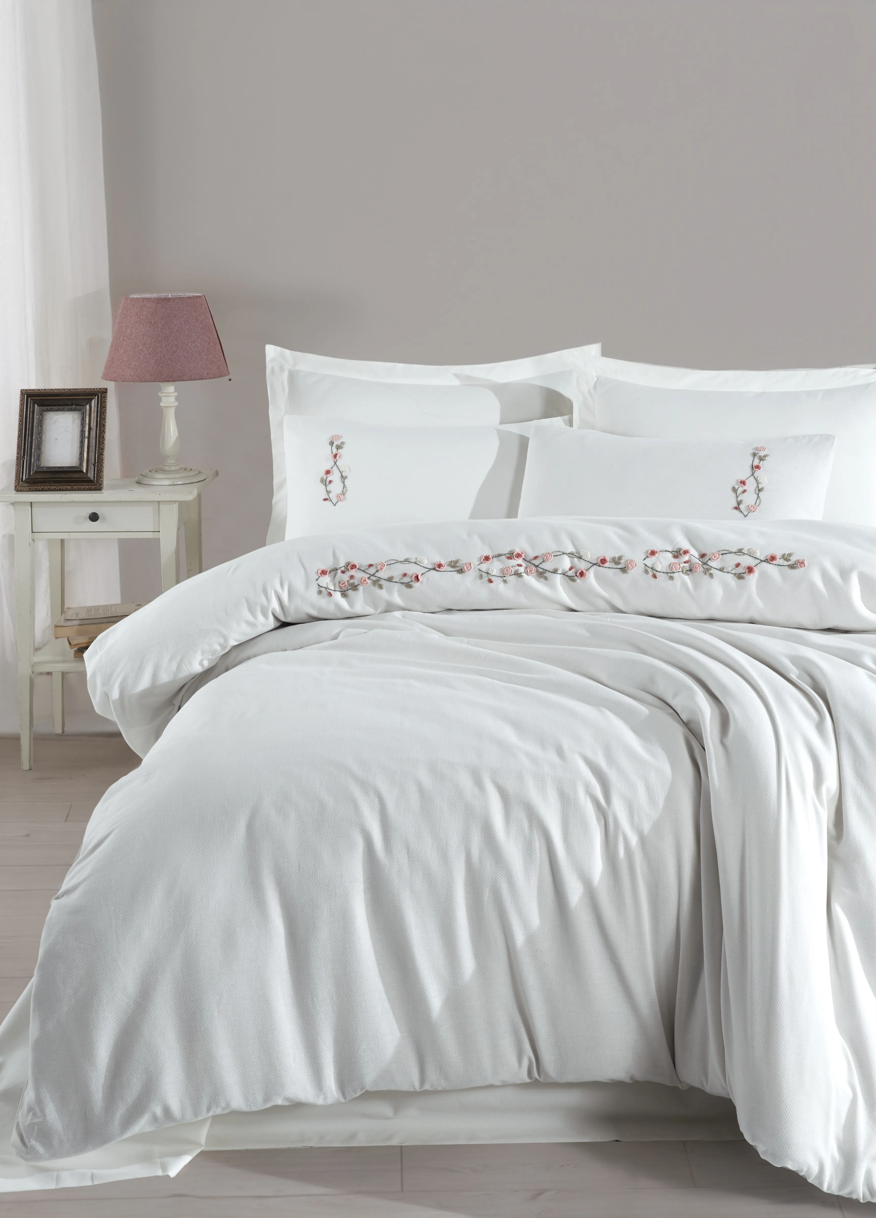 Rosita Nakışlı Nevresim Takımı – Pastel Renkli Nakış Detaylı, %100 Pamuk Kumaş, Klasik Beyaz 6 Parça Çift Kişilik Set (200x220 Nevresim, 240x260 Çarşaf)