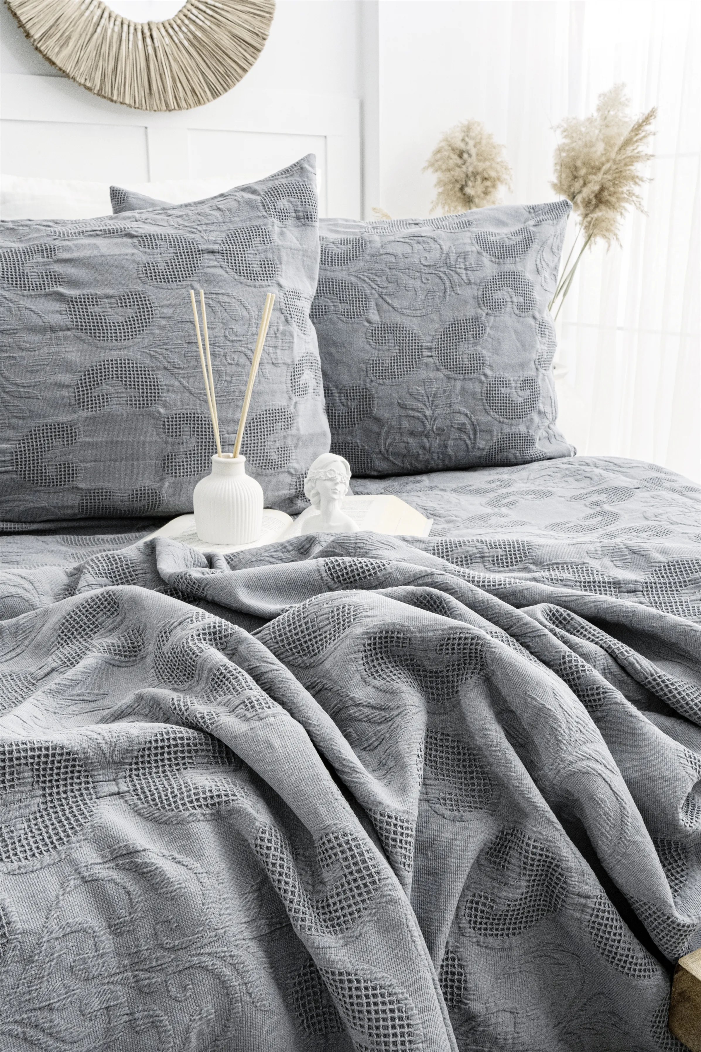 Italo Jakarlı Yatak Örtüsü Seti – Klasik Dokulu, %100 Pamuk Jakarlı Kumaş, Zamansız Şıklık Sunan 3 Parça Yatak Odası Takımı