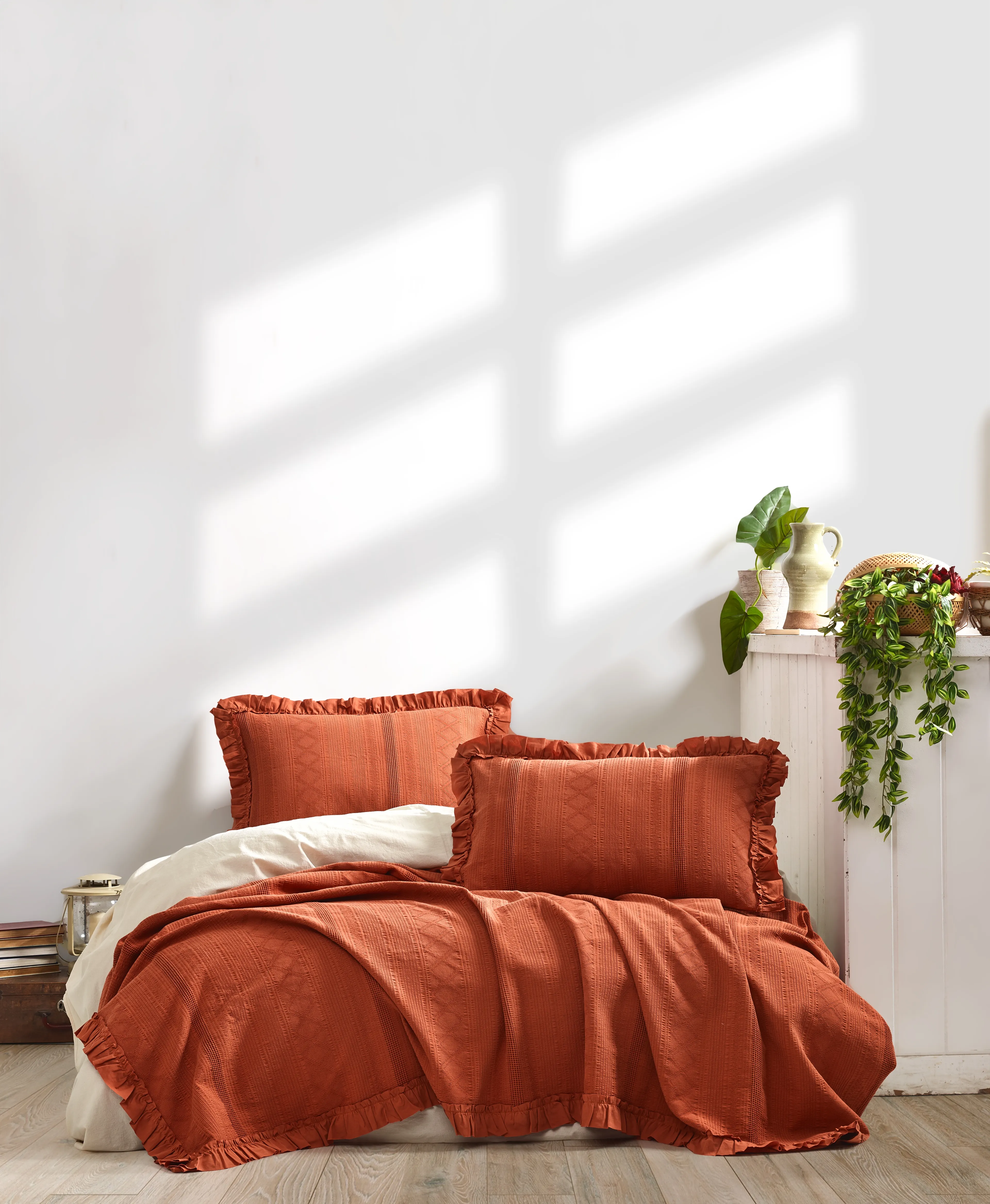 Tziana Jakarlı Yatak Örtüsü Seti – Fırfır Kenar Detaylı, %100 Pamuk Jakarlı Kumaş, Sıcak Renk Tonlarında Rustik & Şık 3 Parça Yatak Odası Takımı