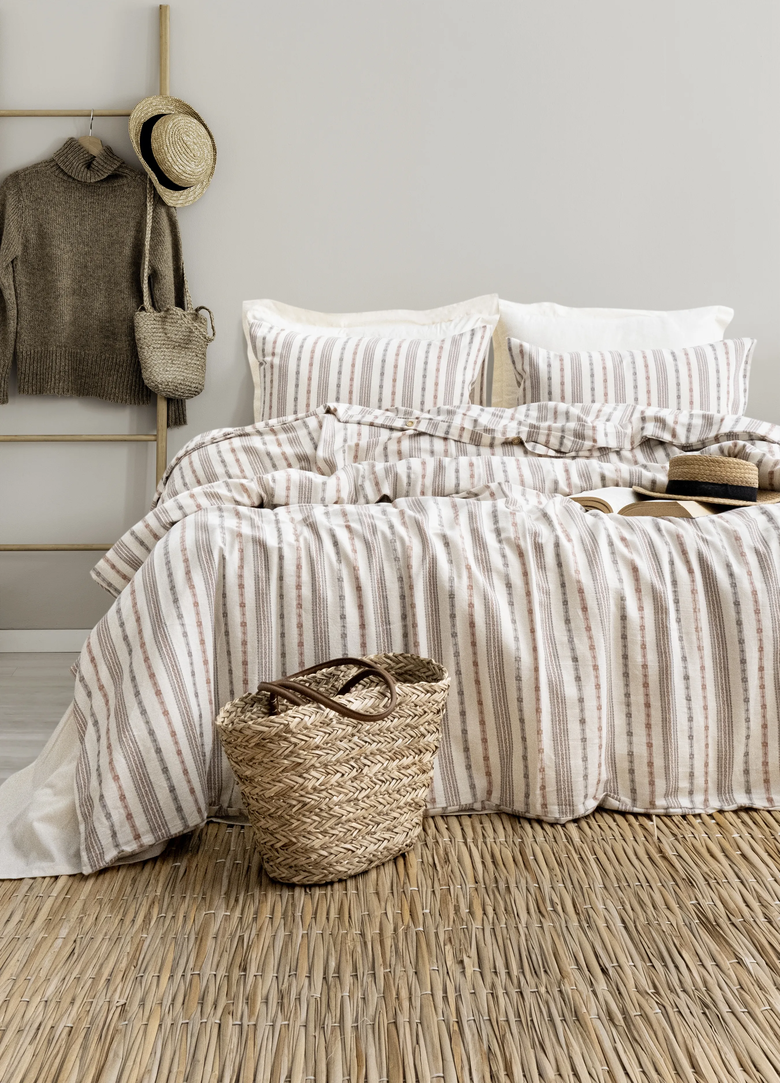 Doly İplik Boyalı Nevresim Takımı – İnce Çizgili Desen, %100 Pamuk Kumaş, 4 Renk Seçeneğiyle Doğal ve Nefes Alan Yatak Odası Seti