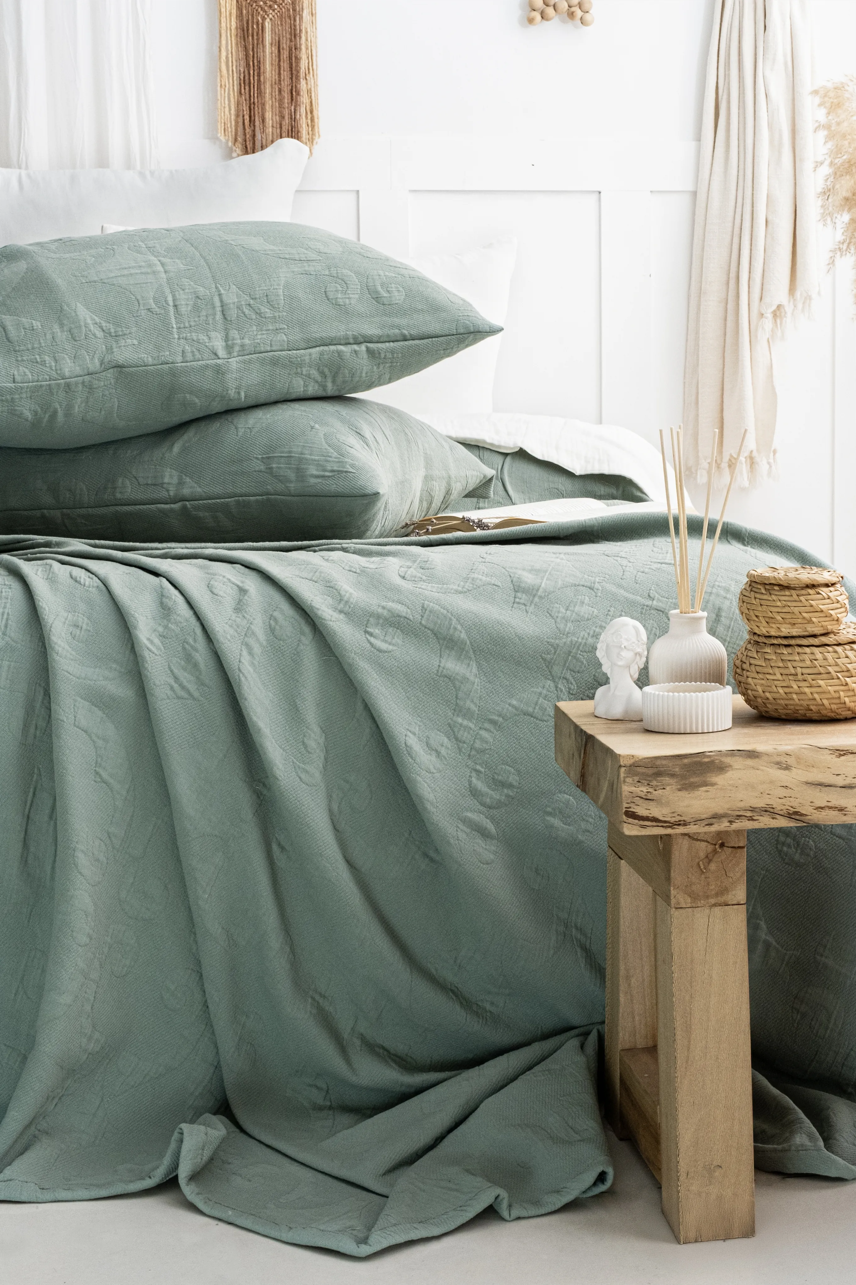 Julia Jakarlı Yatak Örtüsü Seti – Çiçek Kabartmalı %100 Pamuk Jakarlı Kumaş, Zarif ve Zamansız 3 Parça Yatak Odası Takımı