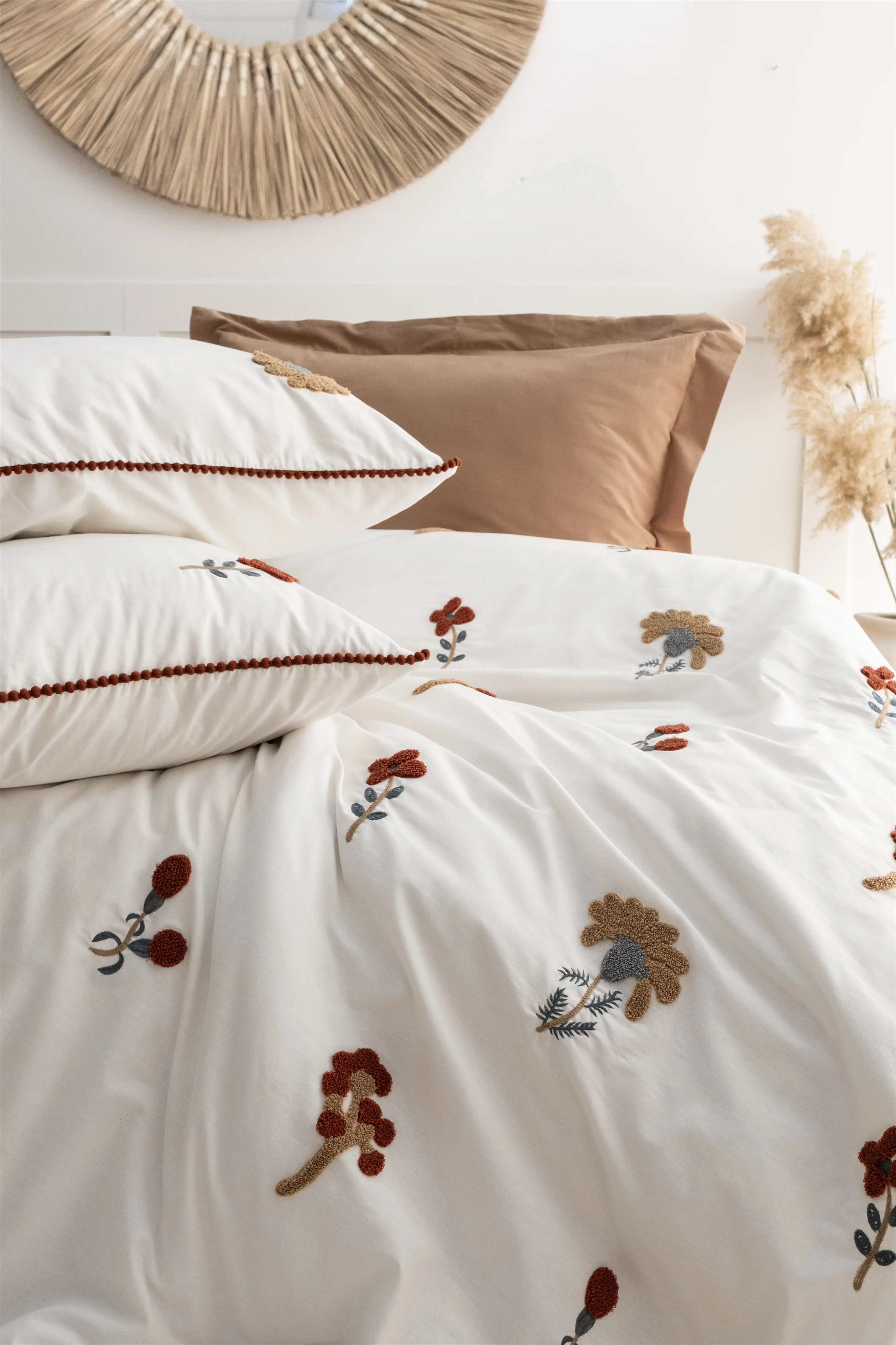 Zaira Nakışlı Nevresim Takımı – Rustik Çiçek Nakışlı, Doğal Tonlarda %100 Pamuk Kumaş, 6 Parça Çift Kişilik Set (200x220 Nevresim, 240x260 Çarşaf)