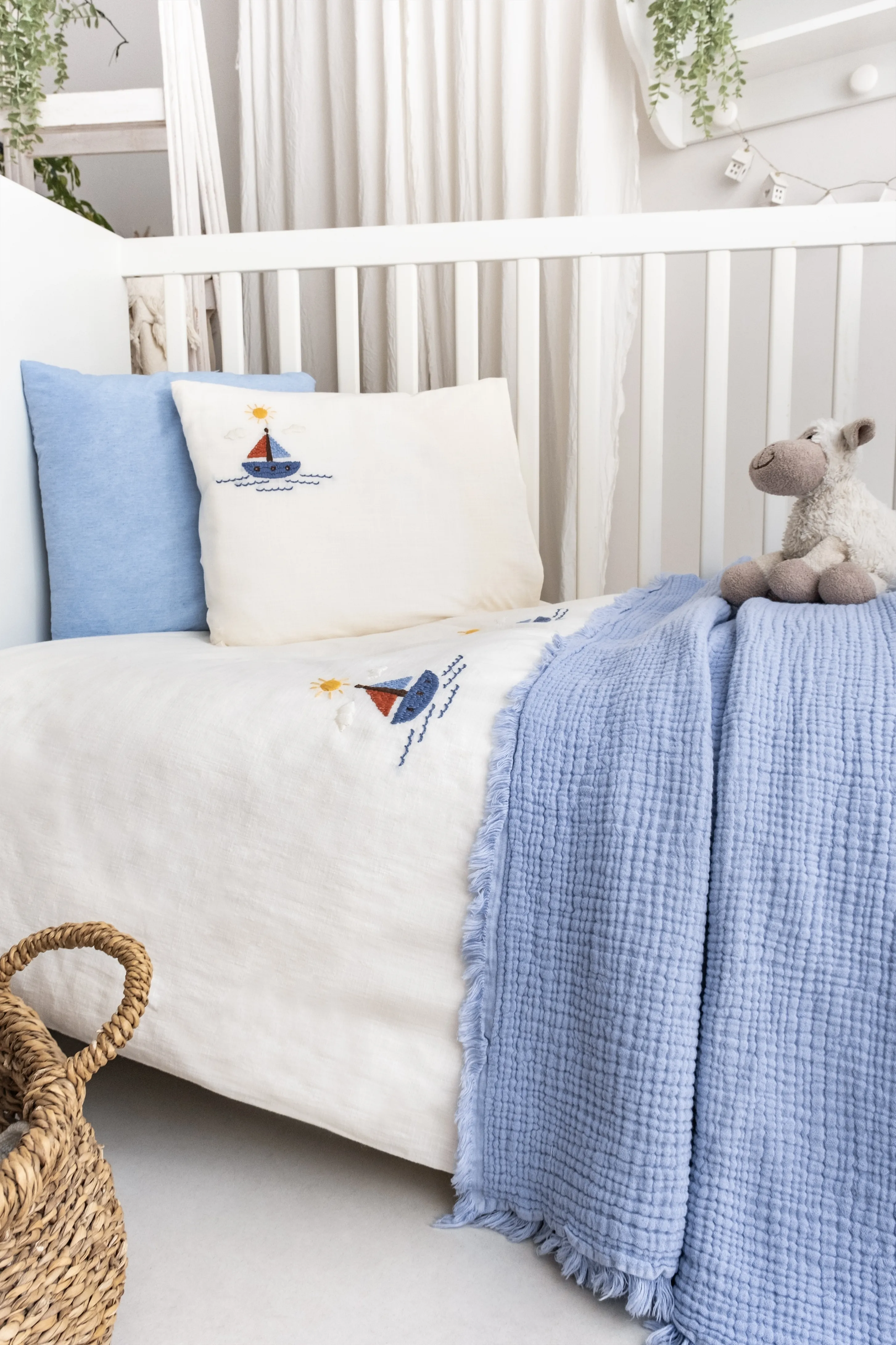 Sailor Müslin Bebek Nevresim Takımı – Mavi Tonlarda Deniz Temalı El Nakışlı %100 Pamuk Müslin Bebek Battaniyesi Seti
