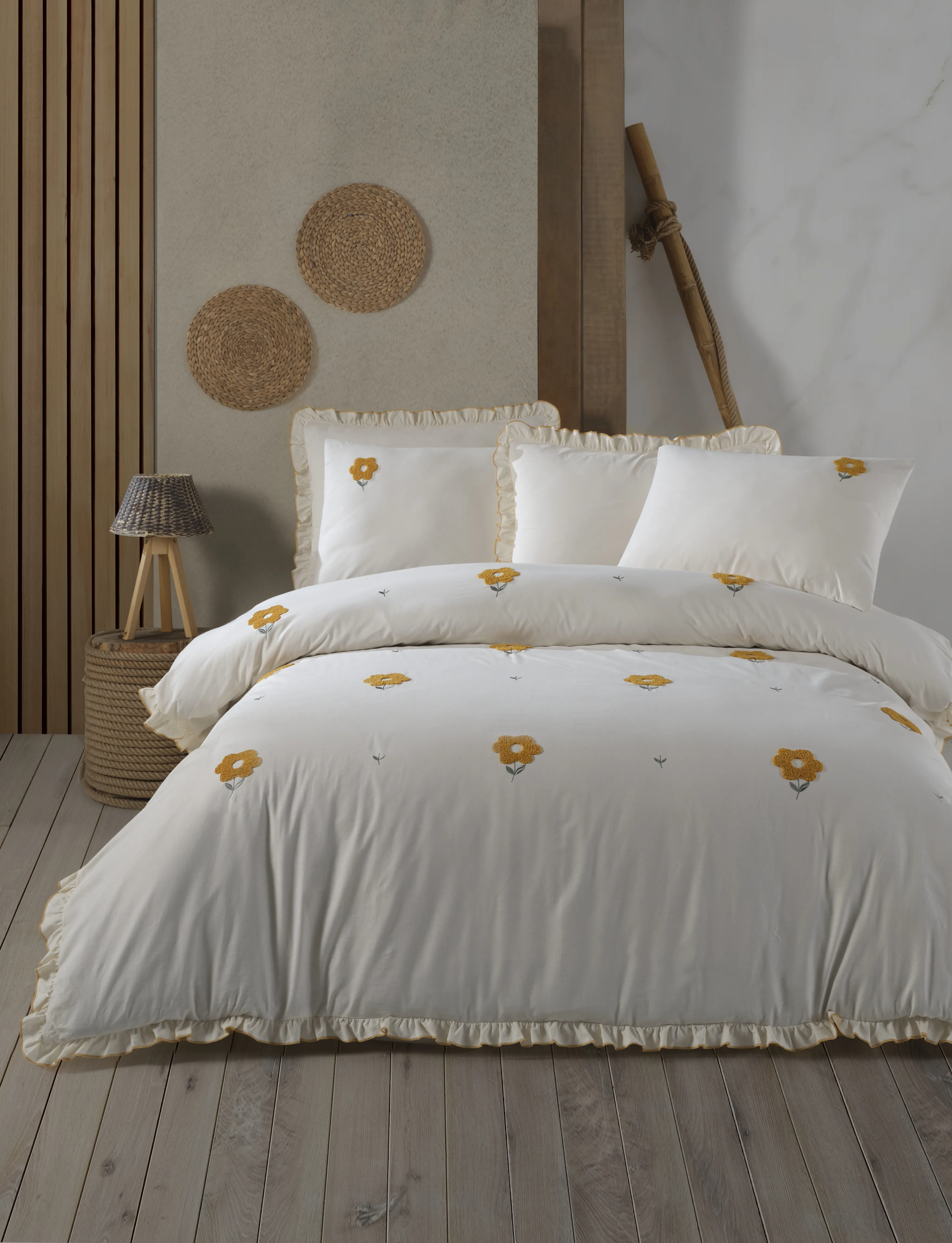 Florita Nakışlı Nevresim Takımı – Renkli Çiçek Nakışlı, Volanlı Kenar Detaylı, %100 Pamuk Kumaş, 6 Parça Çift Kişilik Set (200x220 Nevresim, 240x260 Çarşaf)