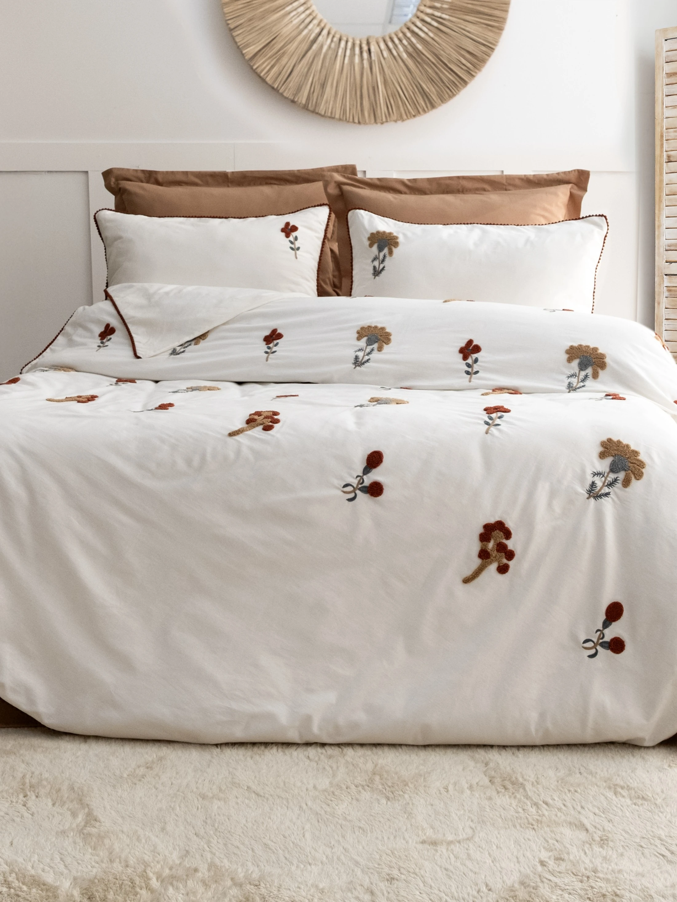 Zaira Nakışlı Nevresim Takımı – Rustik Çiçek Nakışlı, Doğal Tonlarda %100 Pamuk Kumaş, 6 Parça Çift Kişilik Set (200x220 Nevresim, 240x260 Çarşaf)