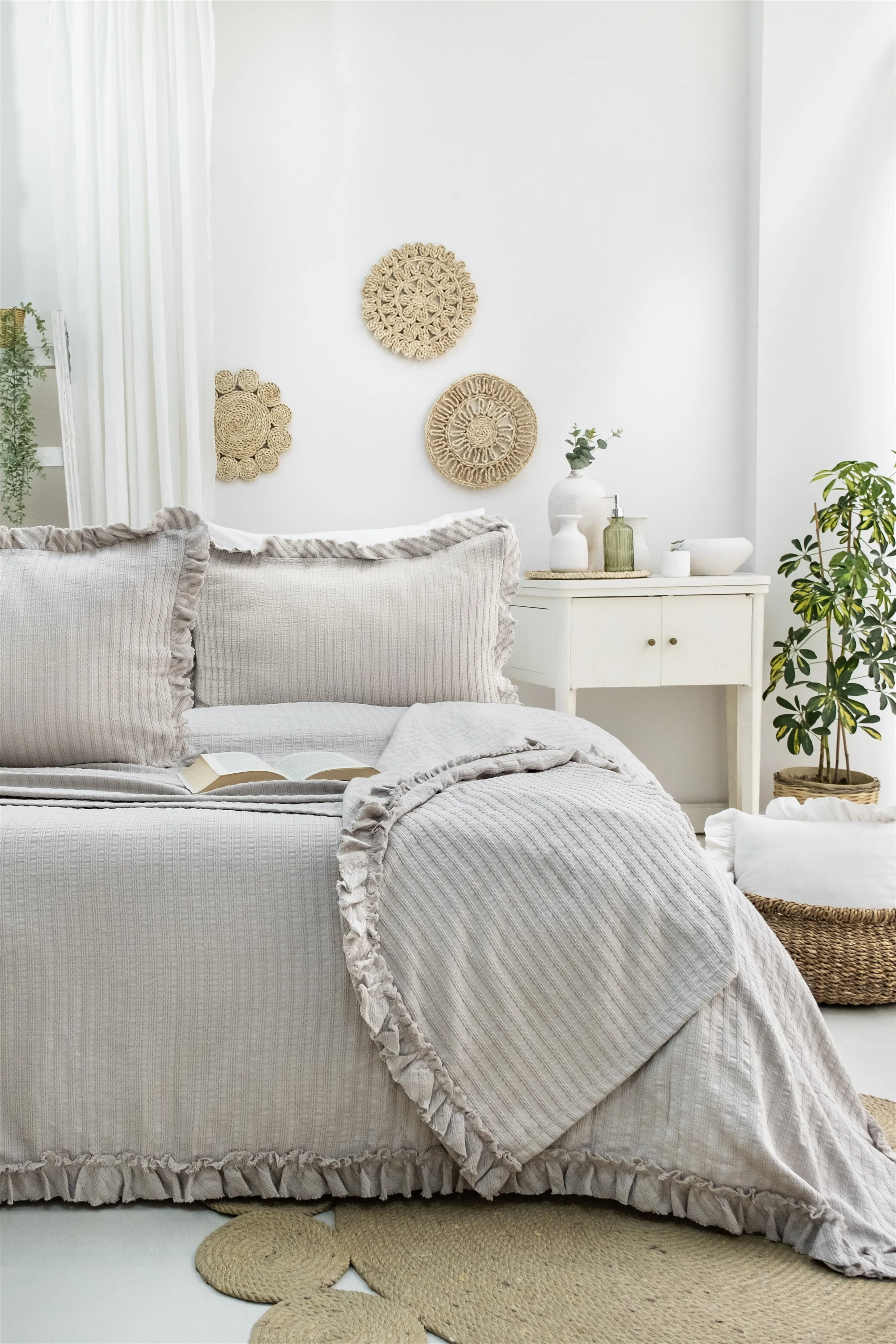 Marta Jakarlı Yatak Örtüsü Seti – Fırfırlı Kenar Detaylı %100 Pamuk Jakarlı Kumaş, Romantik ve Yumuşak Dokulu 3 Parça Yatak Odası Takımı