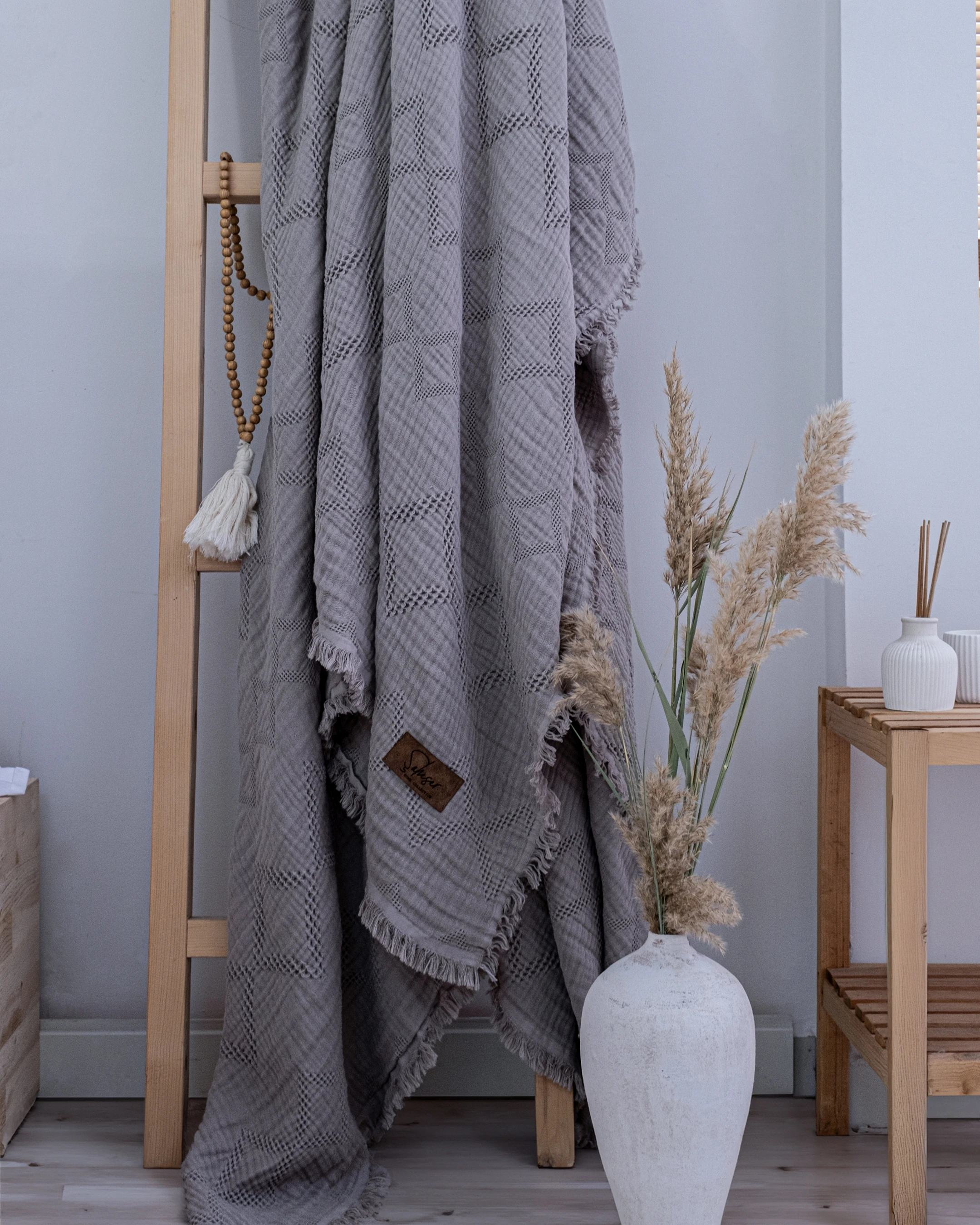 Oscar Müslin Yatak Örtüsü – %100 Pamuk, Jakarlı Dokuma, Püsküllü Boho Yatak Örtüsü, Nefes Alan Müslin Battaniye (240x260 cm)