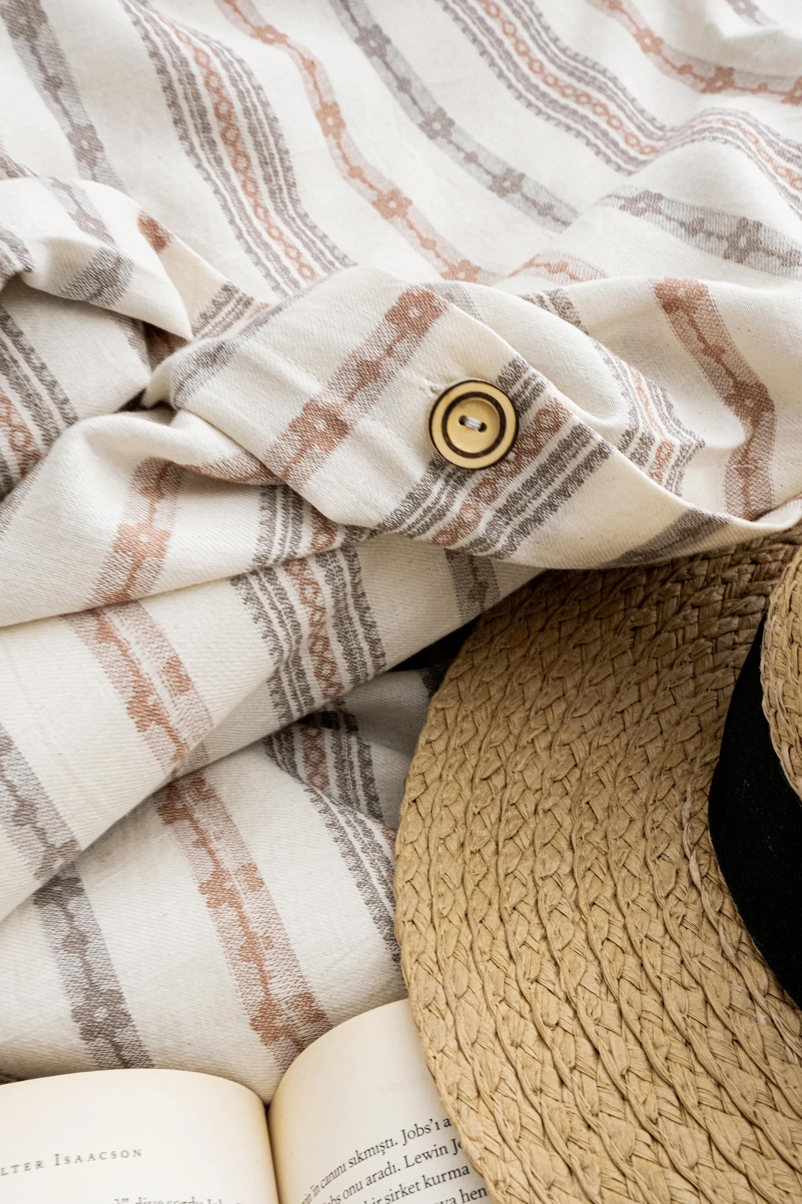 Doly İplik Boyalı Nevresim Takımı – İnce Çizgili Desen, %100 Pamuk Kumaş, 4 Renk Seçeneğiyle Doğal ve Nefes Alan Yatak Odası Seti