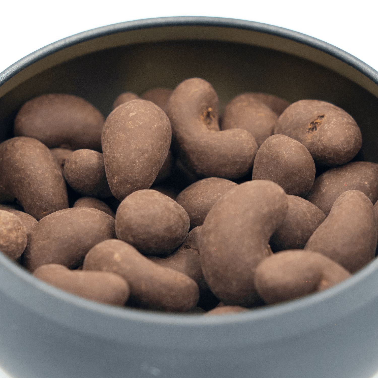 Şeker İlavesiz, Glütensiz, Vegan Kajulu Bitter Çikolata - Siyah Yuvarlak Metal Kutu, 150 gr