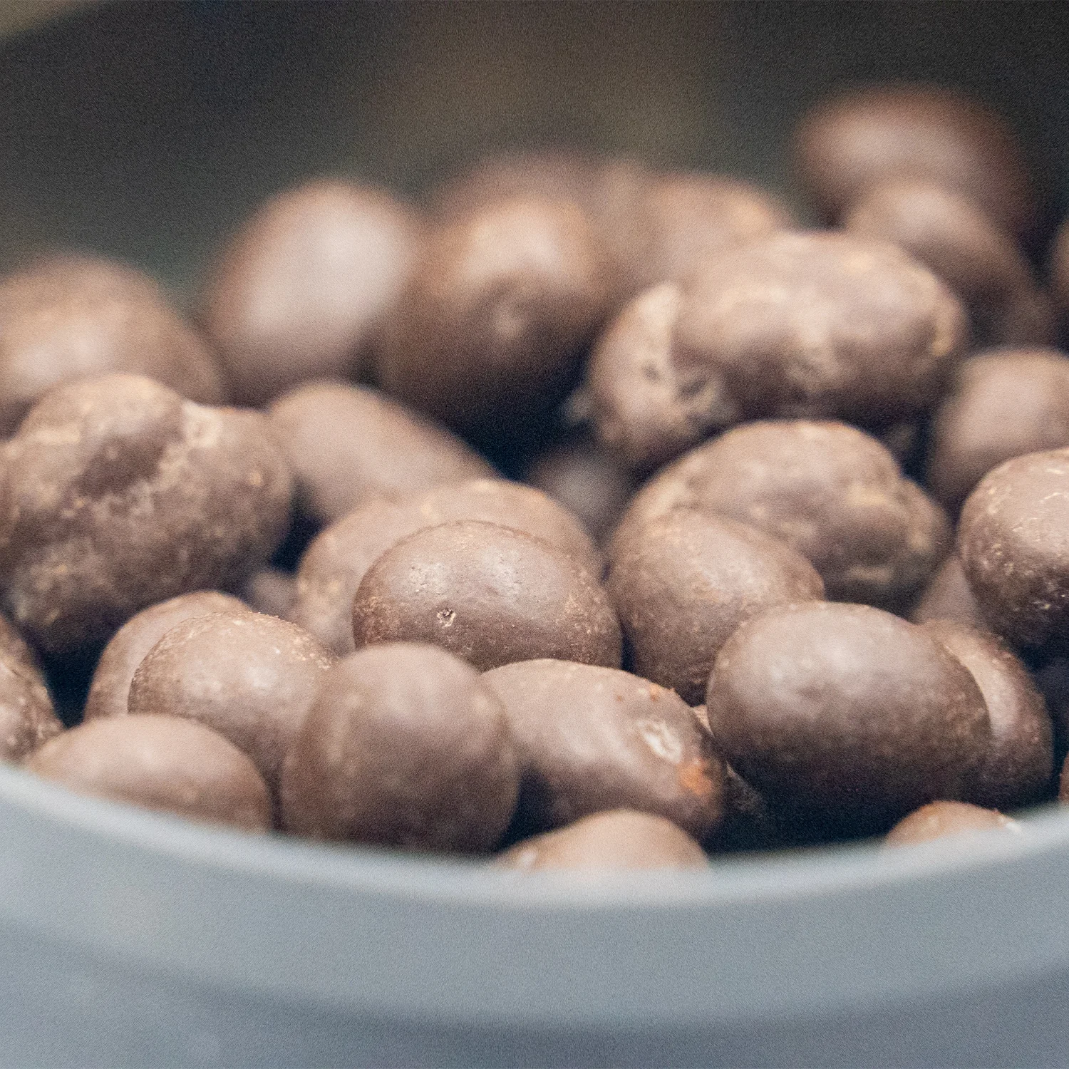 Şeker İlavesiz, Glütensiz, Vegan Yer Fıstıklı Bitter Çikolata - Siyah Yuvarlak Metal Kutu, 150 gr