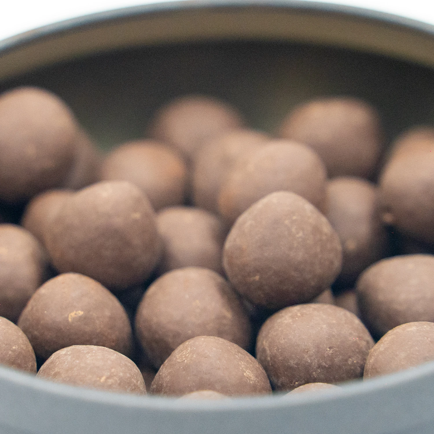 Şeker İlavesiz, Glütensiz, Vegan Fındıklı Bitter Çikolata - Siyah Yuvarlak Metal Kutu, 150 gr