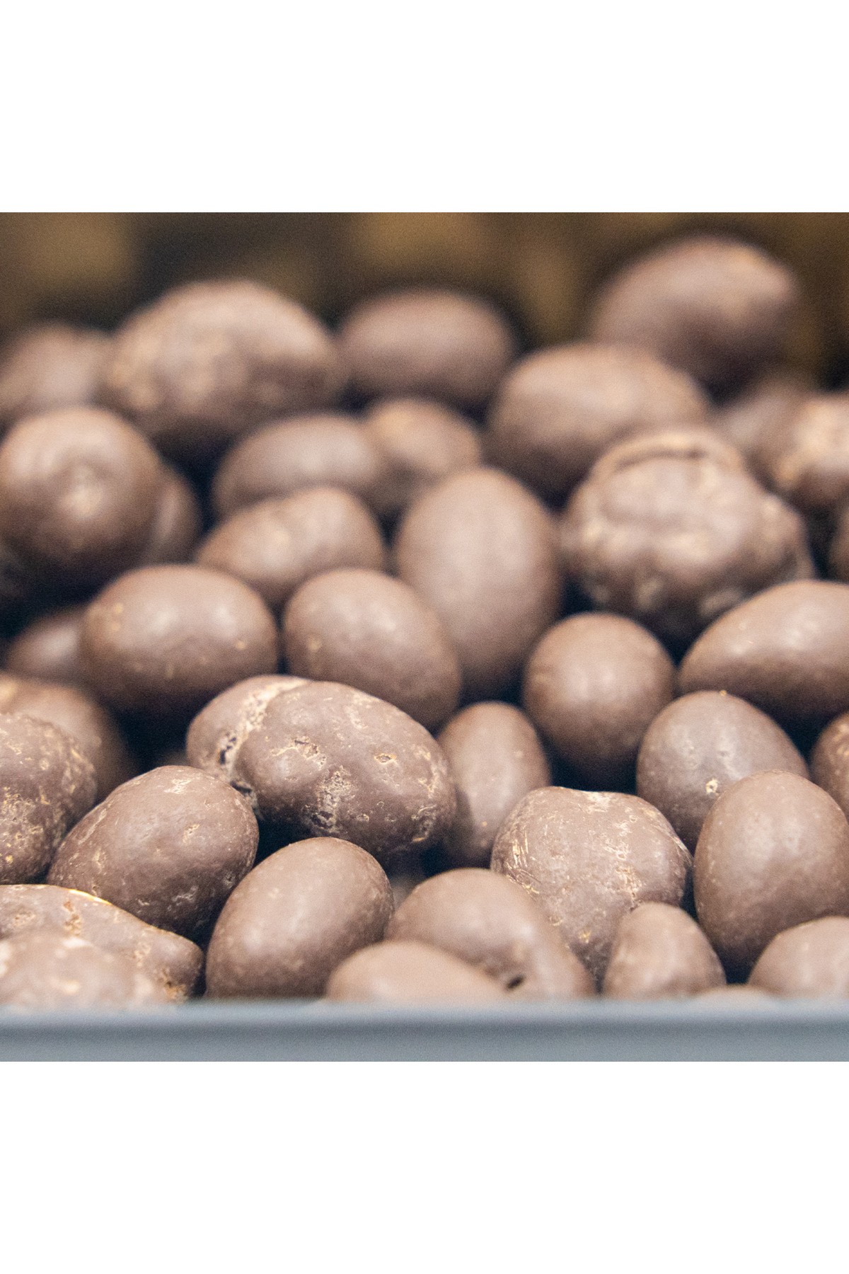 Şeker İlavesiz, Glütensiz, Vegan Yer Fıstıklı Bitter Çikolata - Küçük Kare Metal Kutu, 150 gr