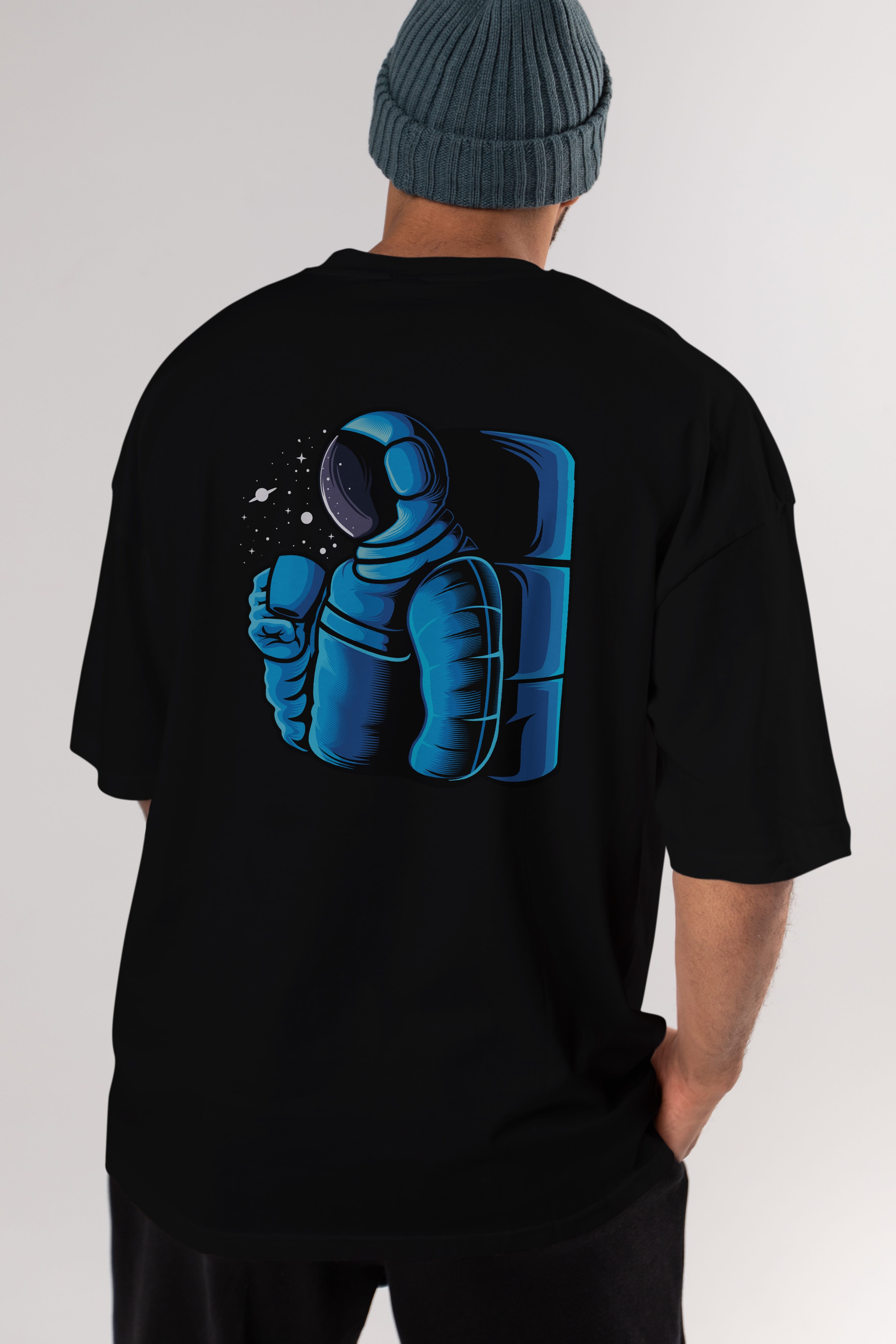 Drinking coffee in space Arka Baskılı Oversize t-shirt Erkek Kadın Unisex