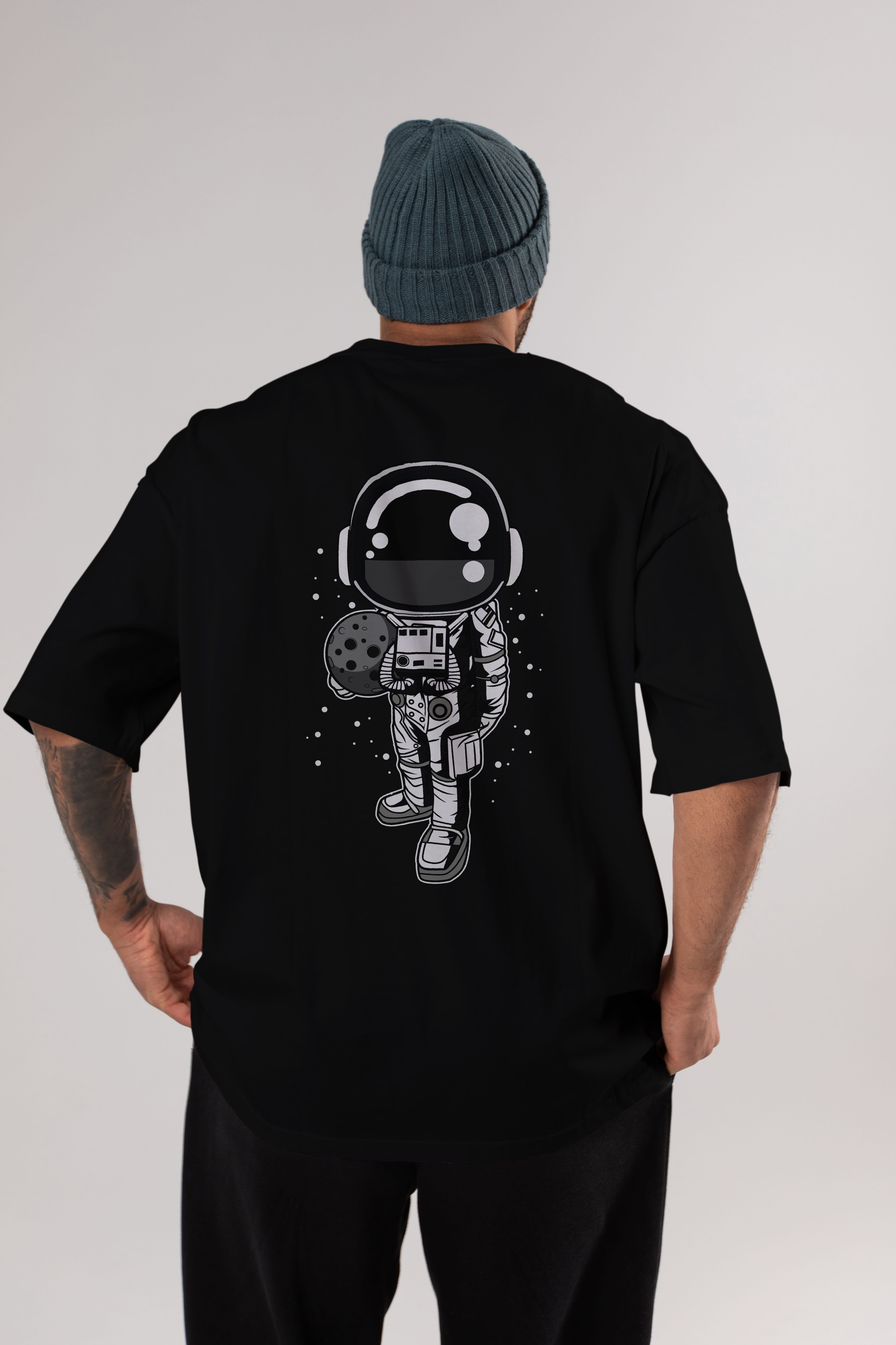 Astronaut Holding The Moon Arka Baskılı Oversize t-shirt Erkek Kadın Unisex