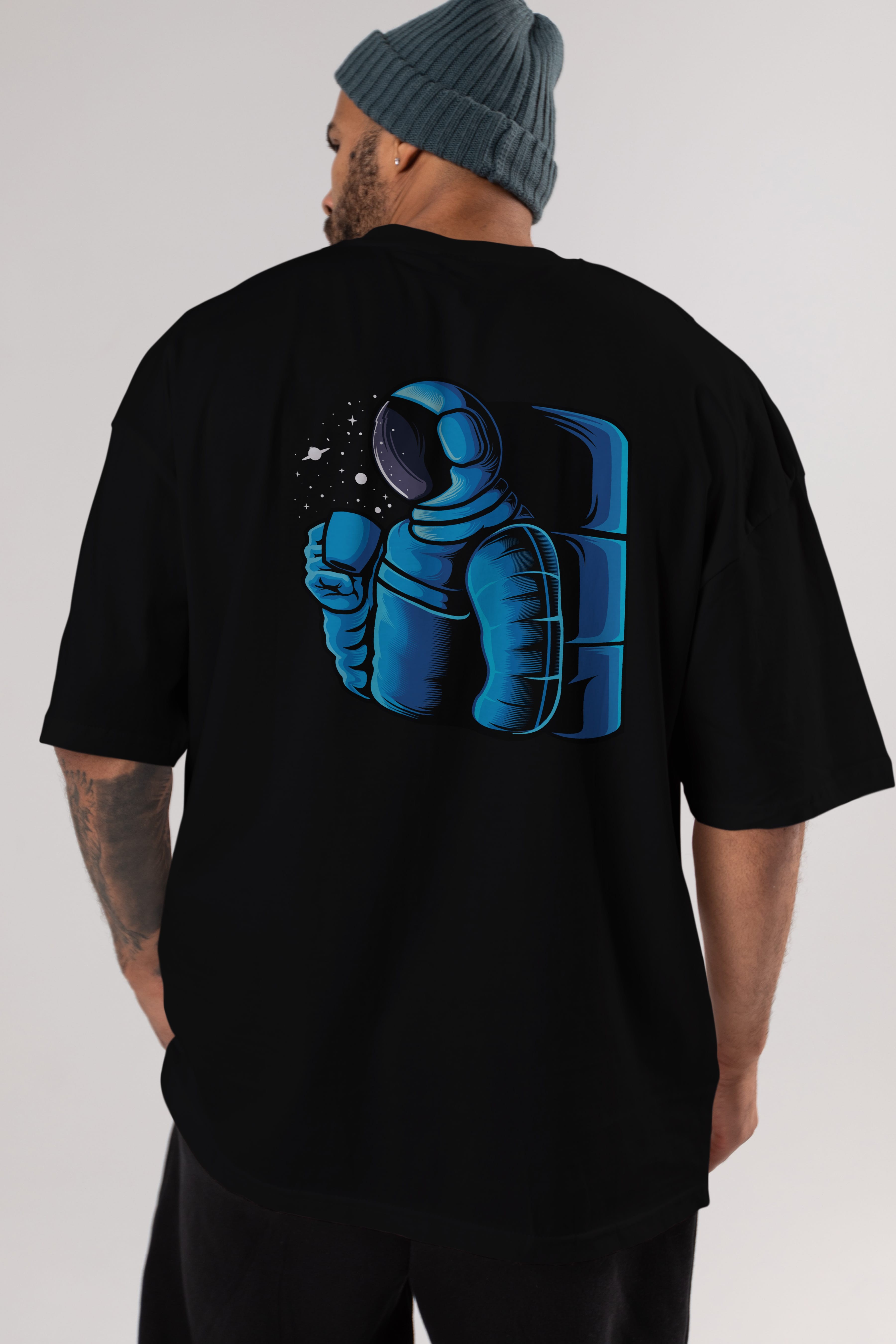 Drinking coffee in space Arka Baskılı Oversize t-shirt Erkek Kadın Unisex