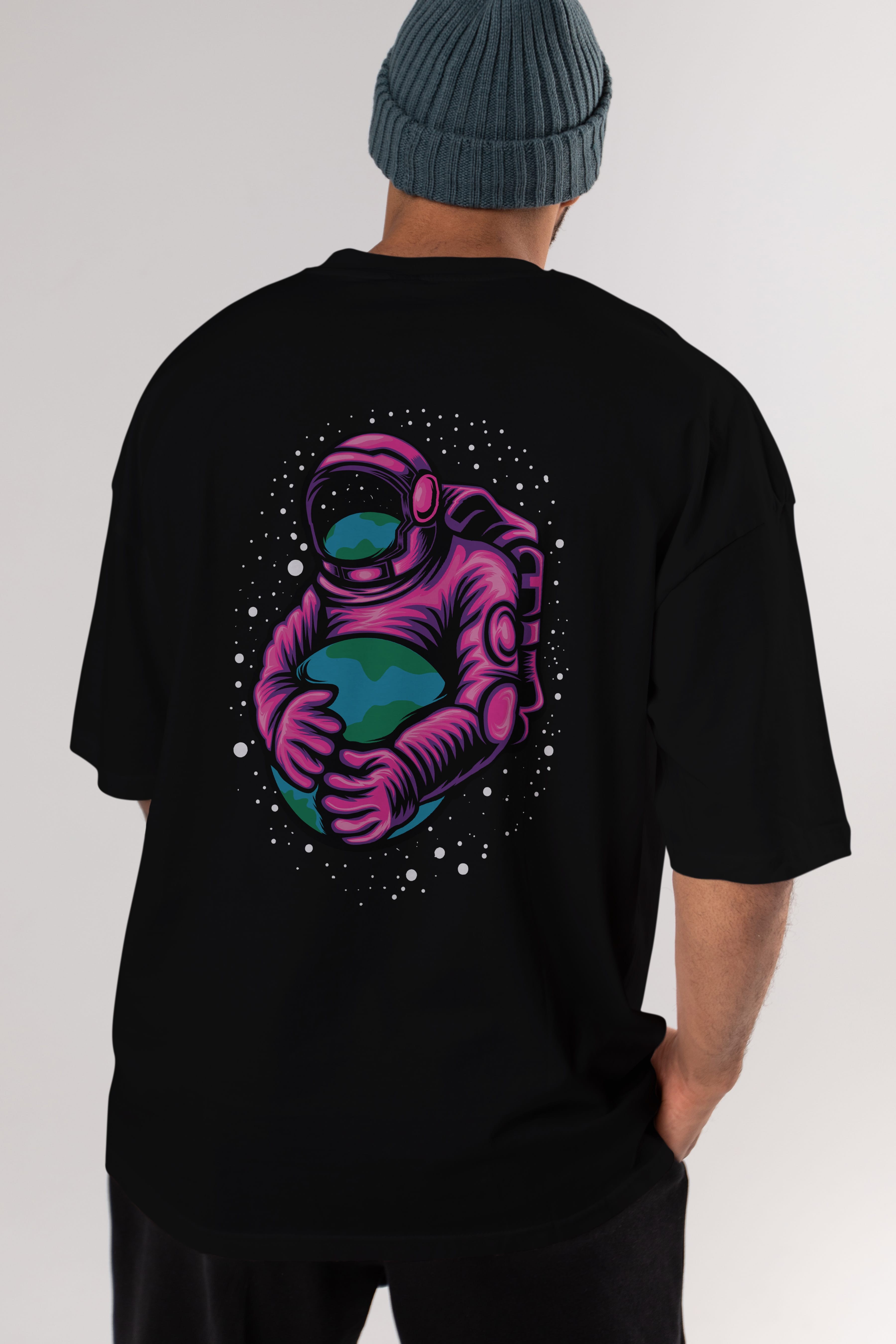 Astronaut Holding Up The Earth Arka Baskılı Oversize t-shirt Erkek Kadın Unisex