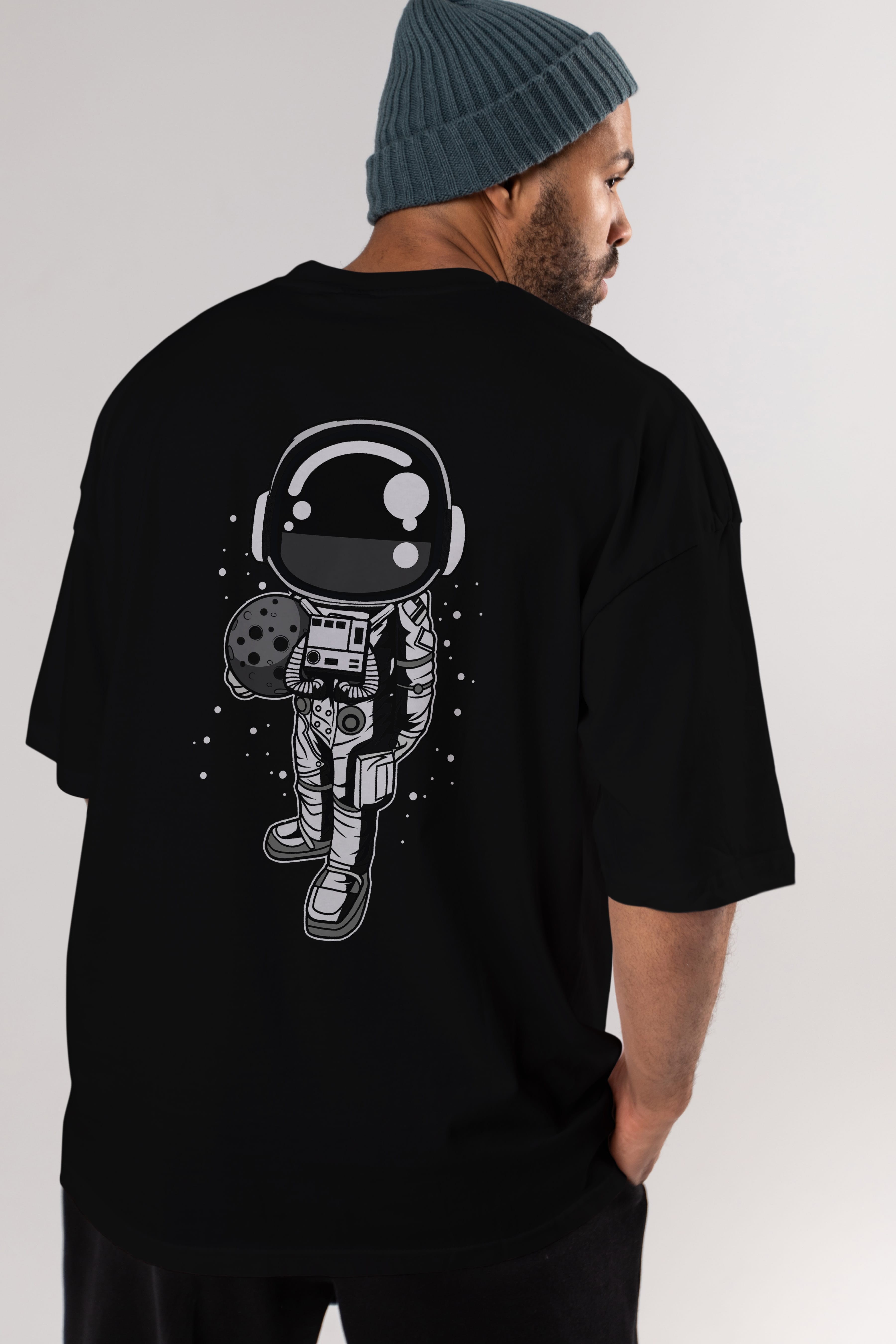 Astronaut Holding The Moon Arka Baskılı Oversize t-shirt Erkek Kadın Unisex