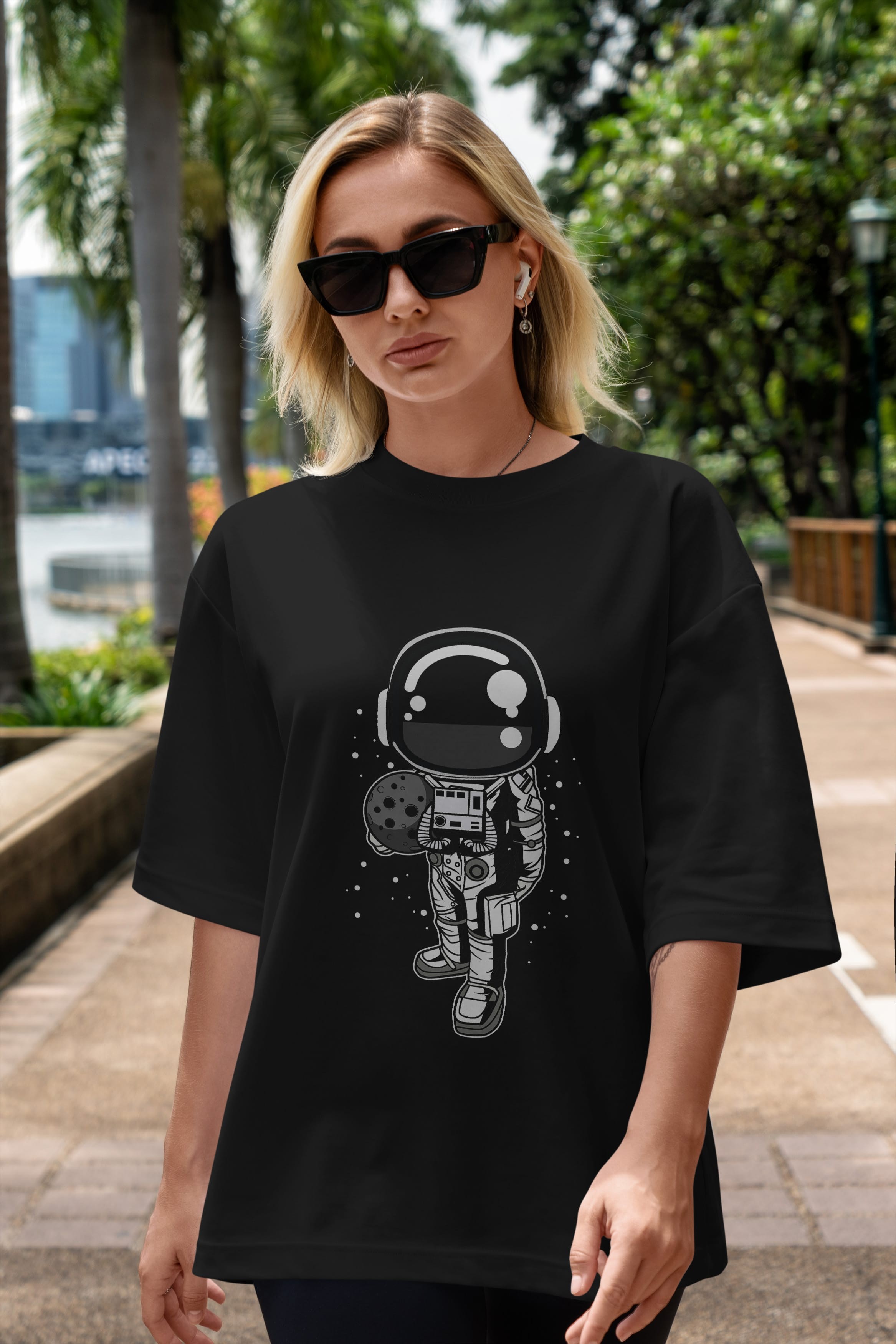 Astronaut Holding The Moon Ön Baskılı Oversize t-shirt Erkek Kadın Unisex