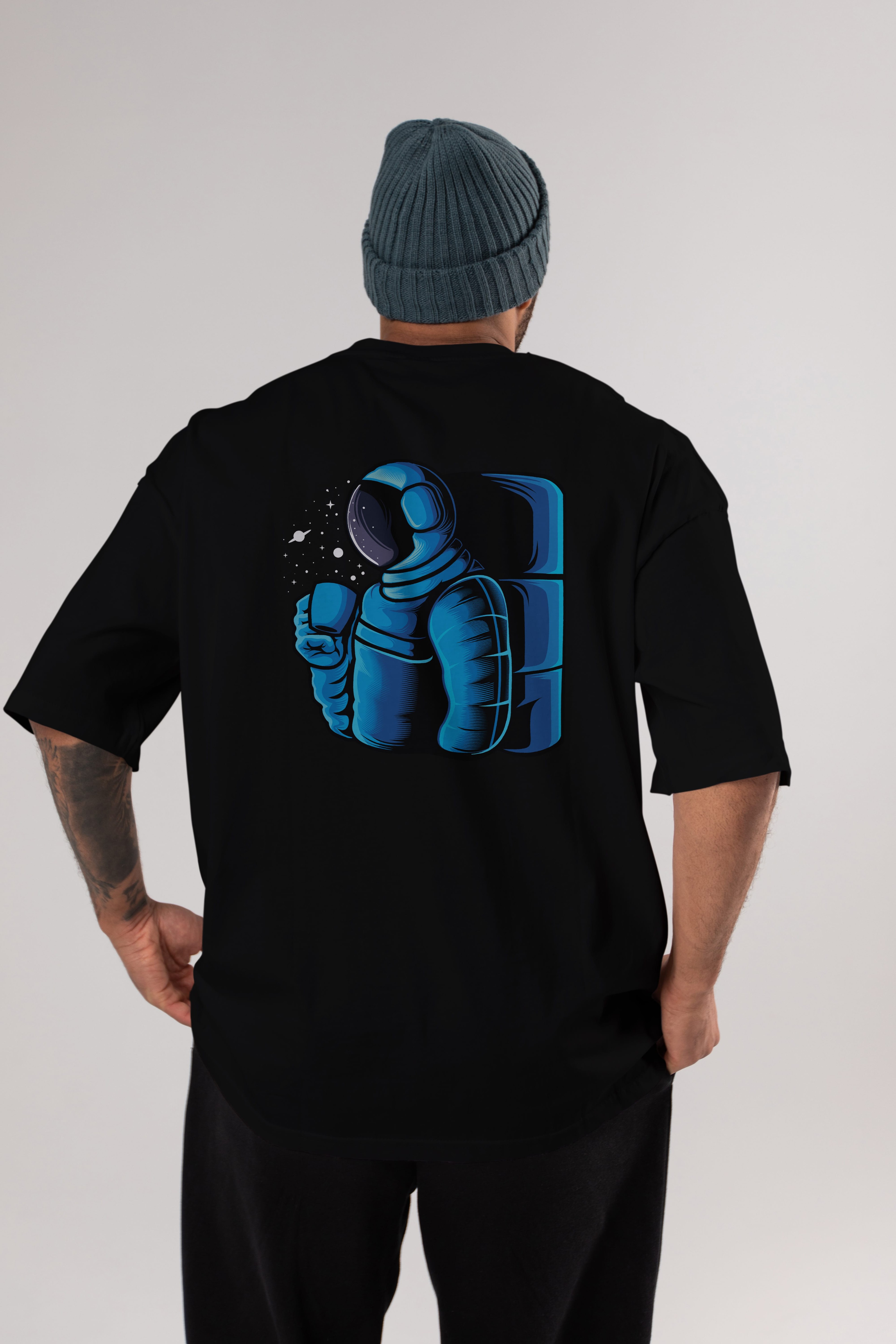 Drinking coffee in space Arka Baskılı Oversize t-shirt Erkek Kadın Unisex