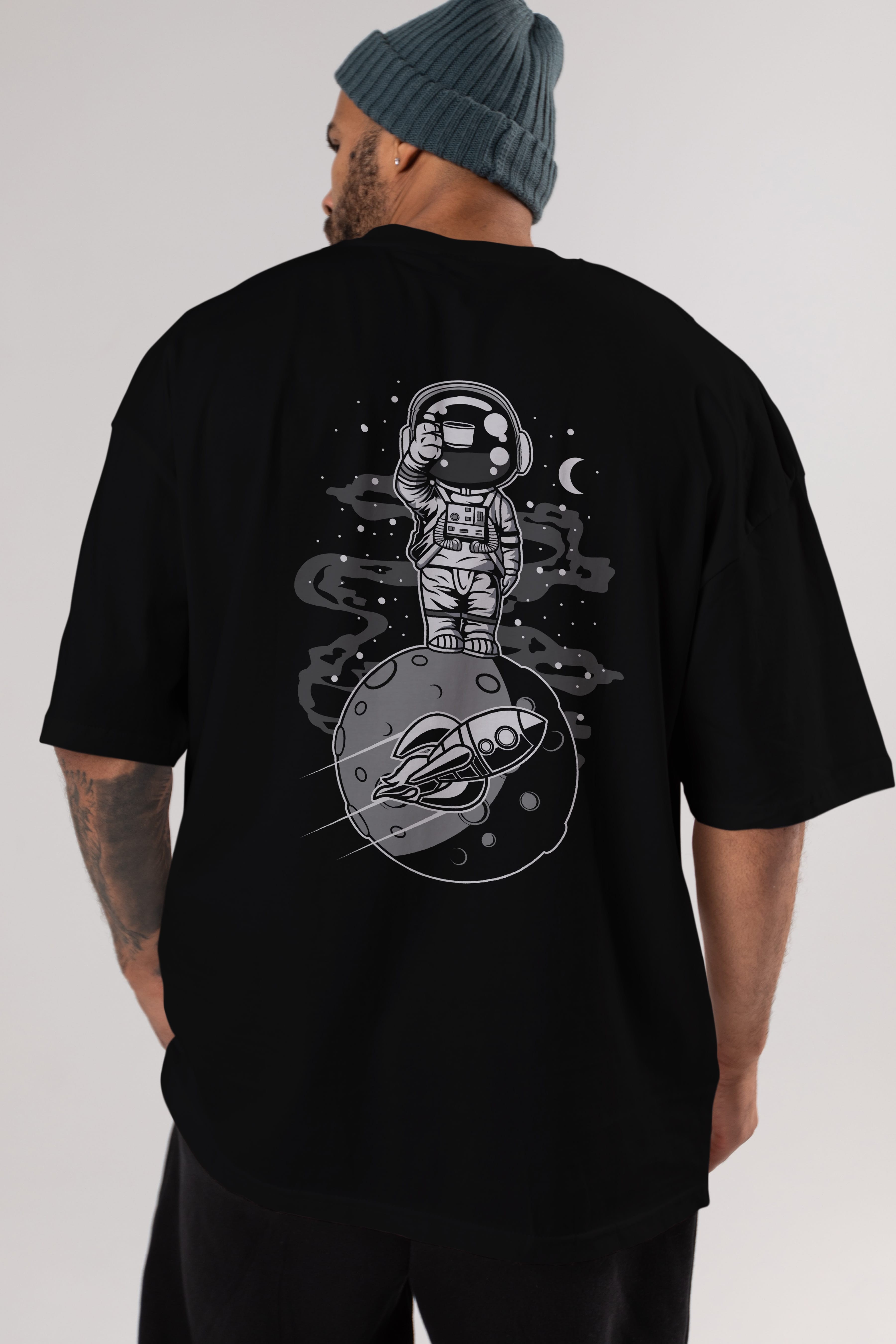 Astronaut Standing On The Moon Arka Baskılı Oversize t-shirt Erkek Kadın Unisex