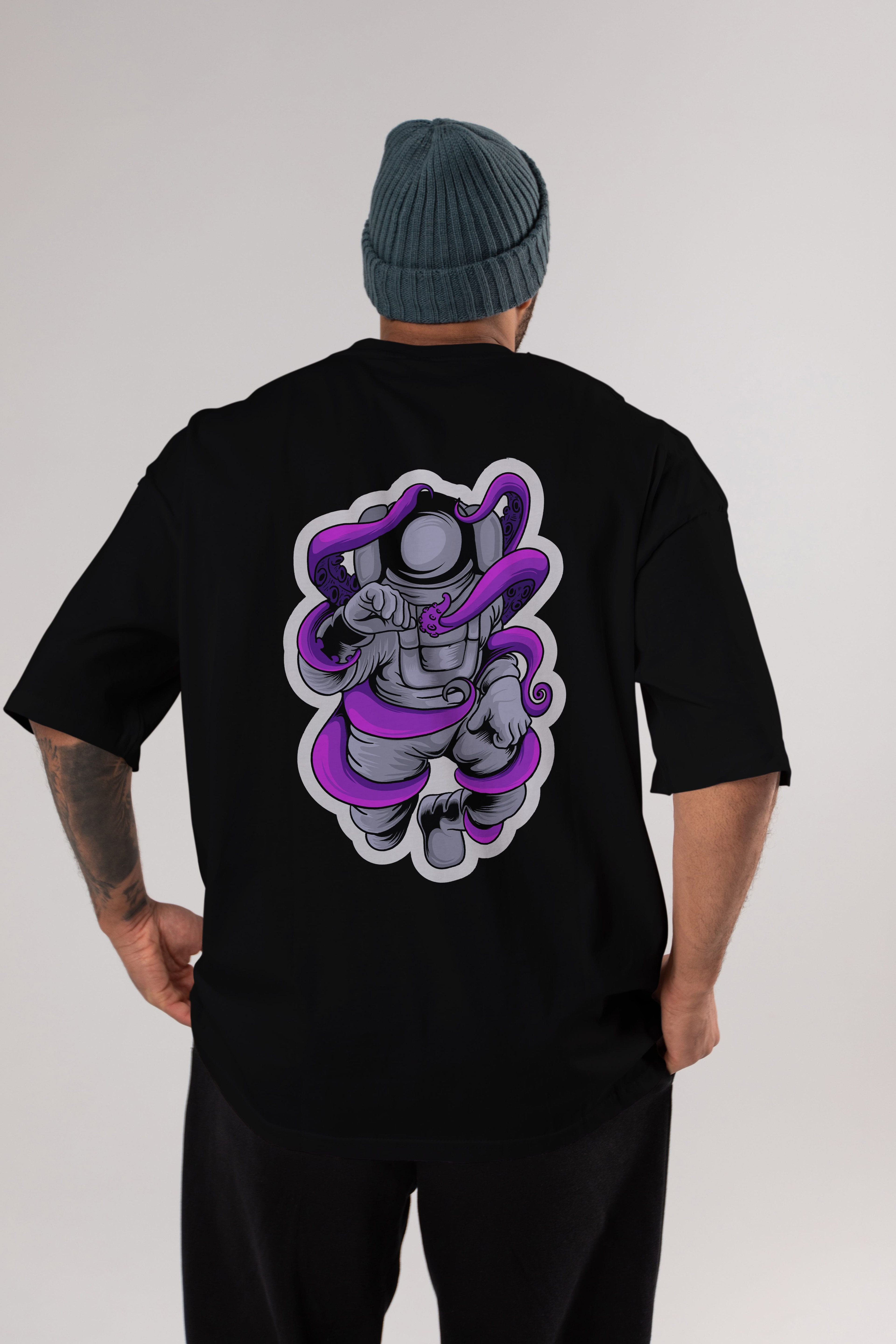 Astronaut fighting octopus sticker Arka Baskılı Oversize t-shirt Erkek Kadın Unisex