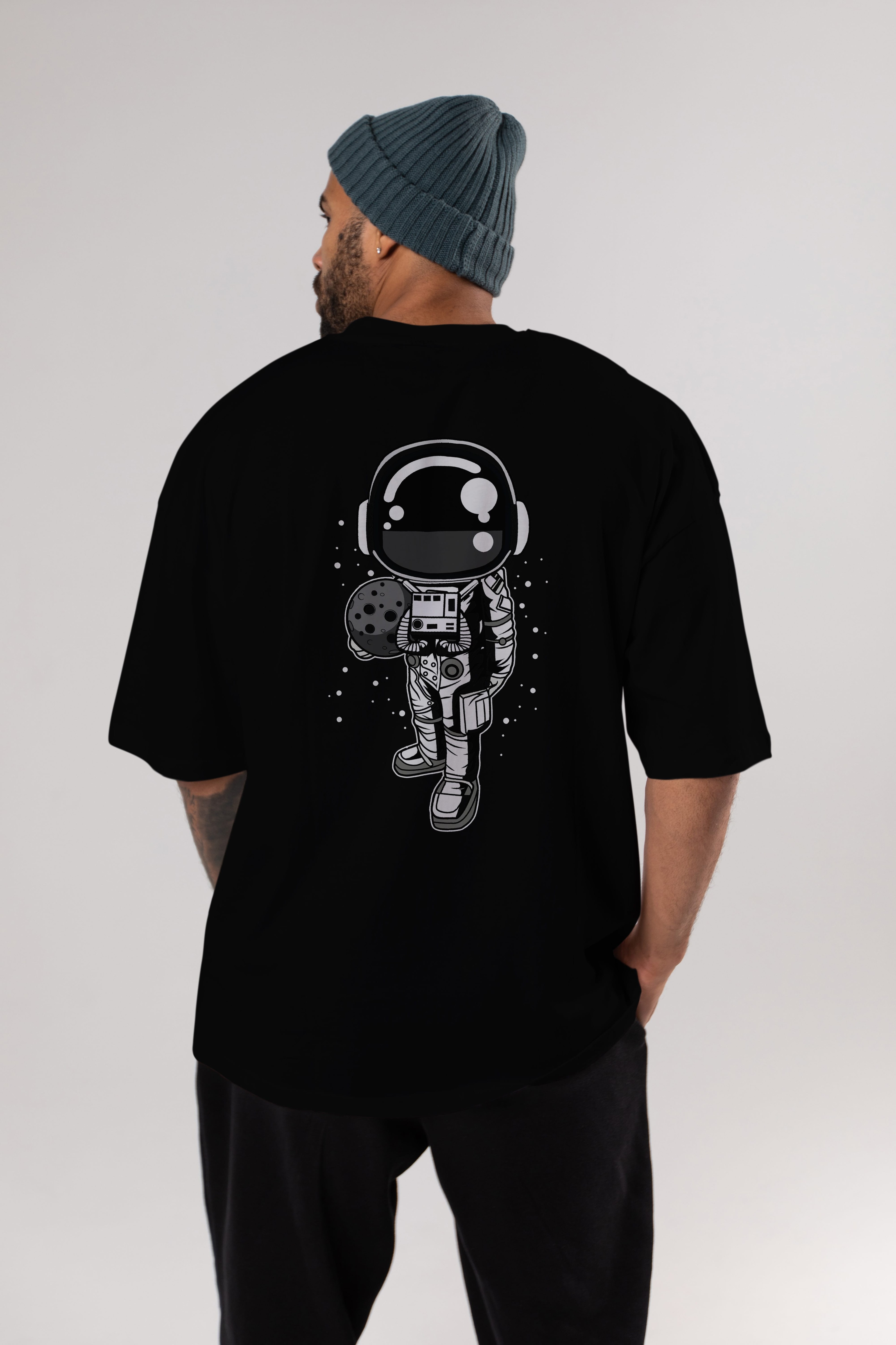 Astronaut Holding The Moon Arka Baskılı Oversize t-shirt Erkek Kadın Unisex