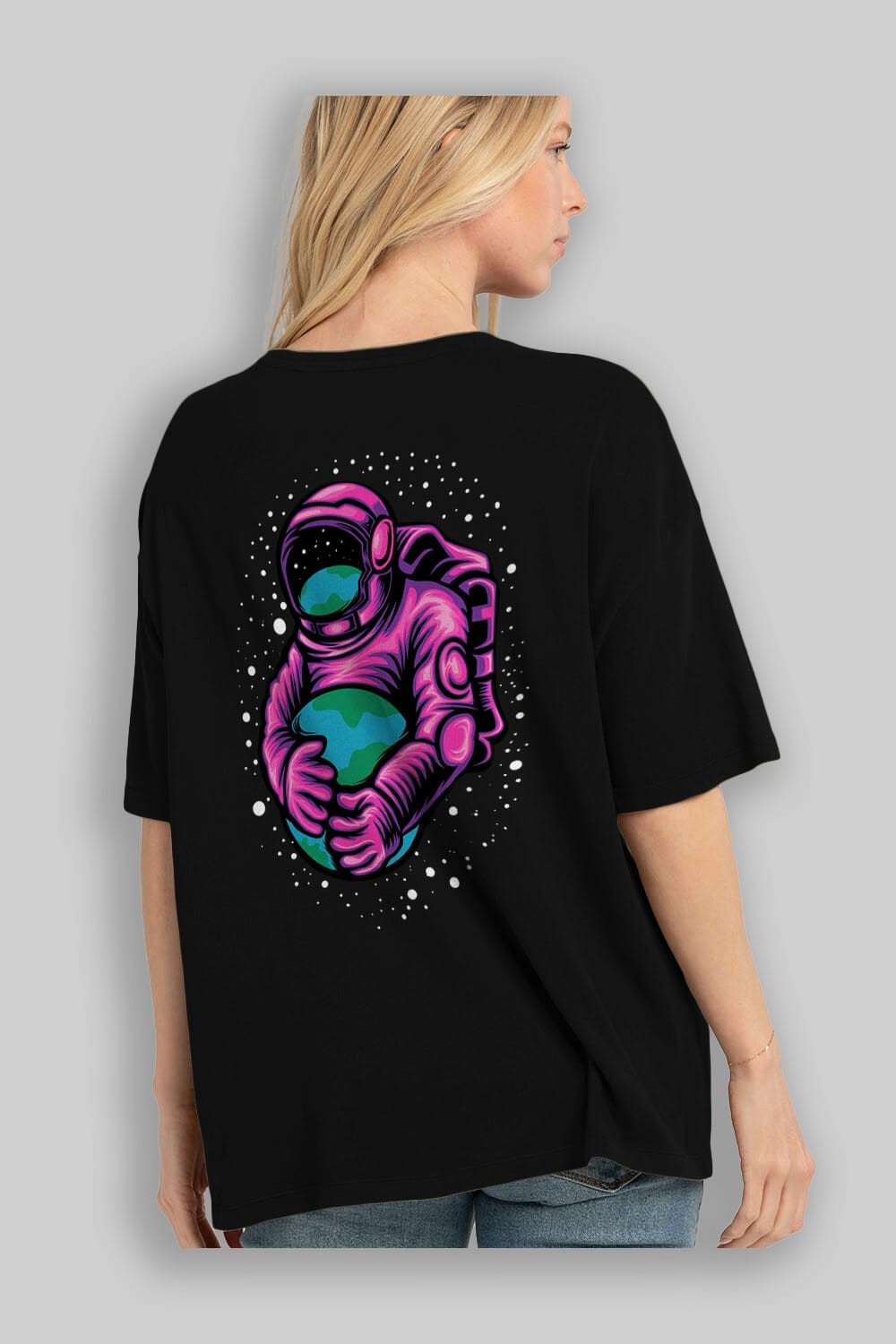 Astronaut Holding Up The Earth Arka Baskılı Oversize t-shirt Erkek Kadın Unisex