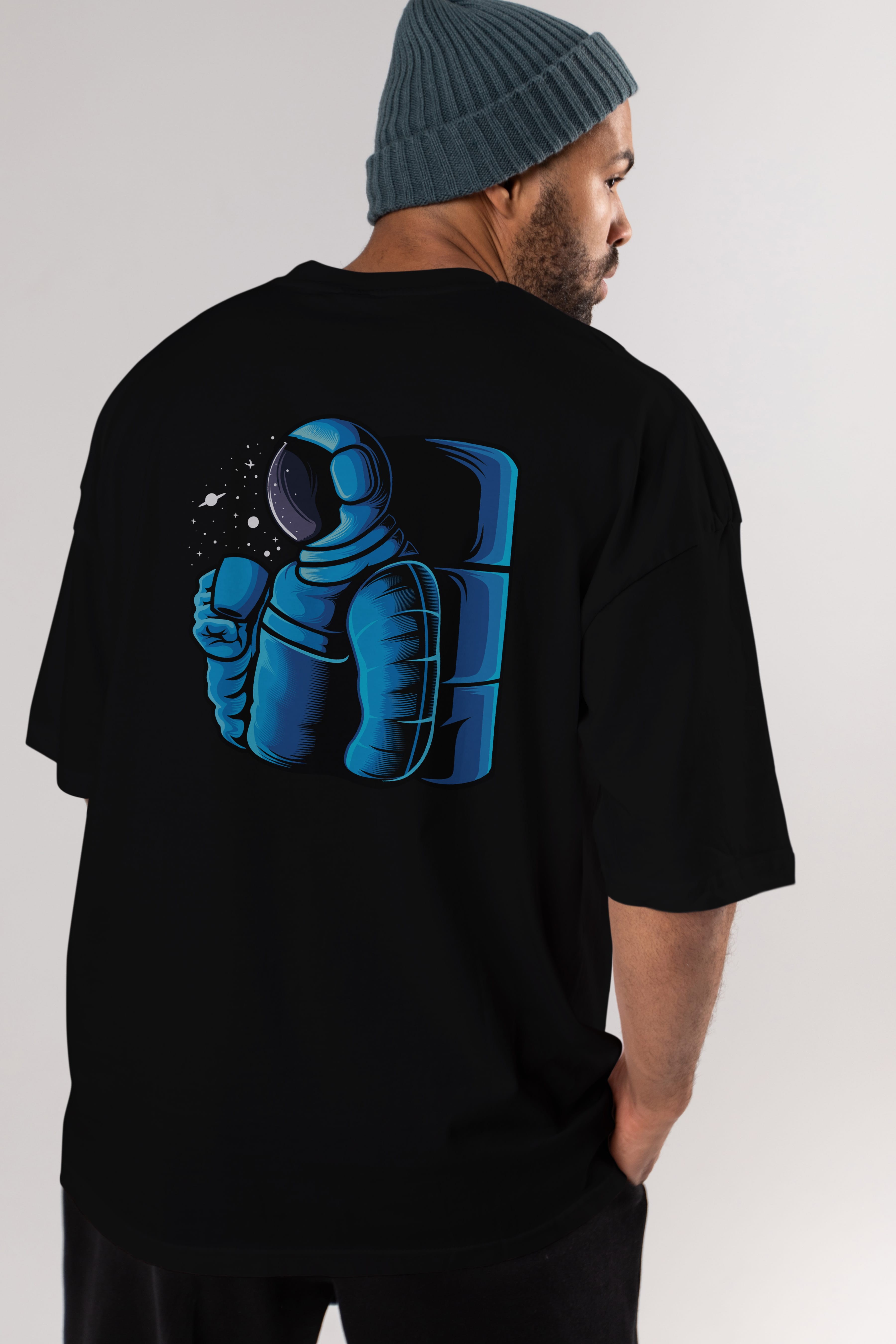 Drinking coffee in space Arka Baskılı Oversize t-shirt Erkek Kadın Unisex