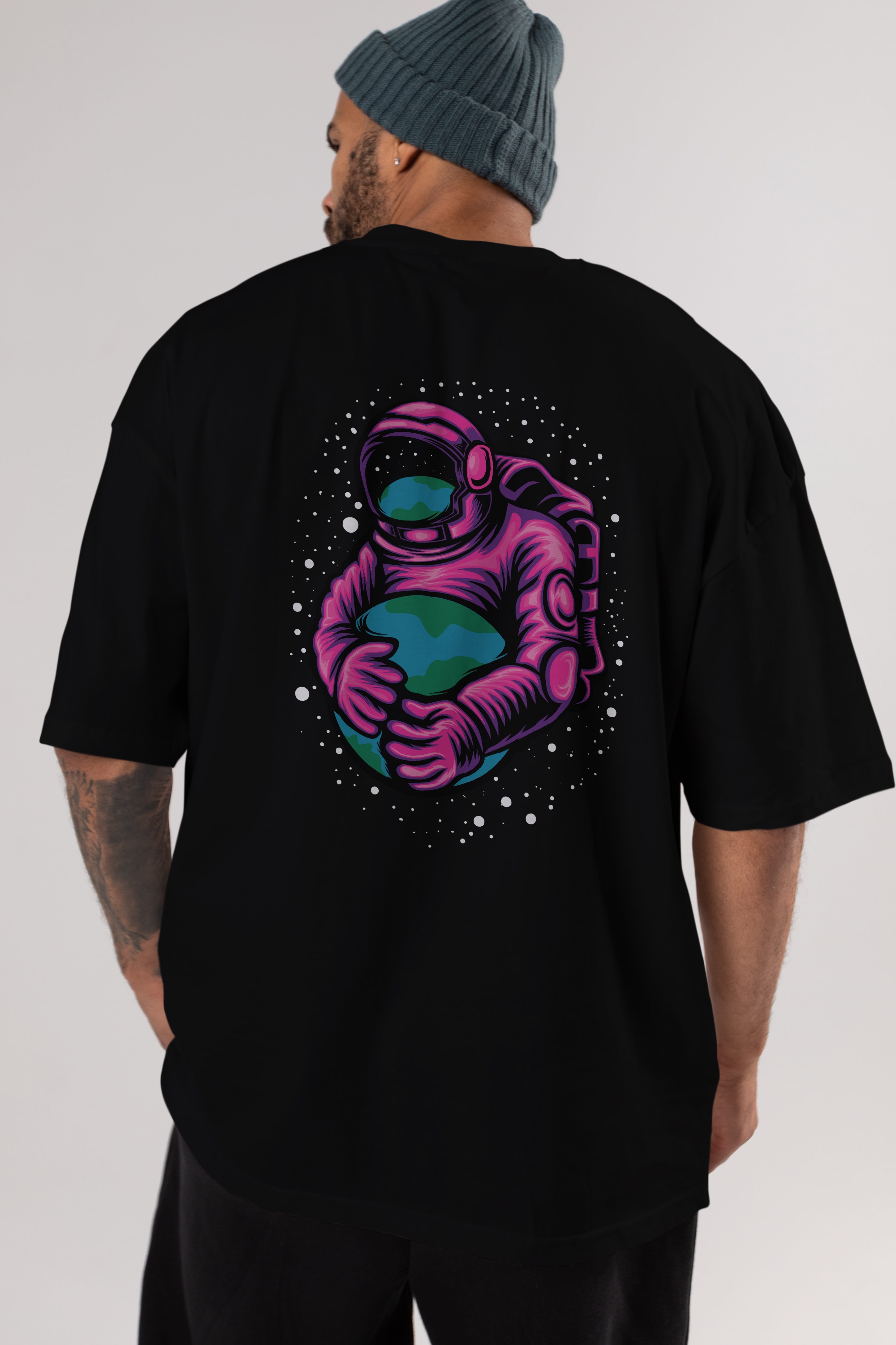 Astronaut Holding Up The Earth Arka Baskılı Oversize t-shirt Erkek Kadın Unisex