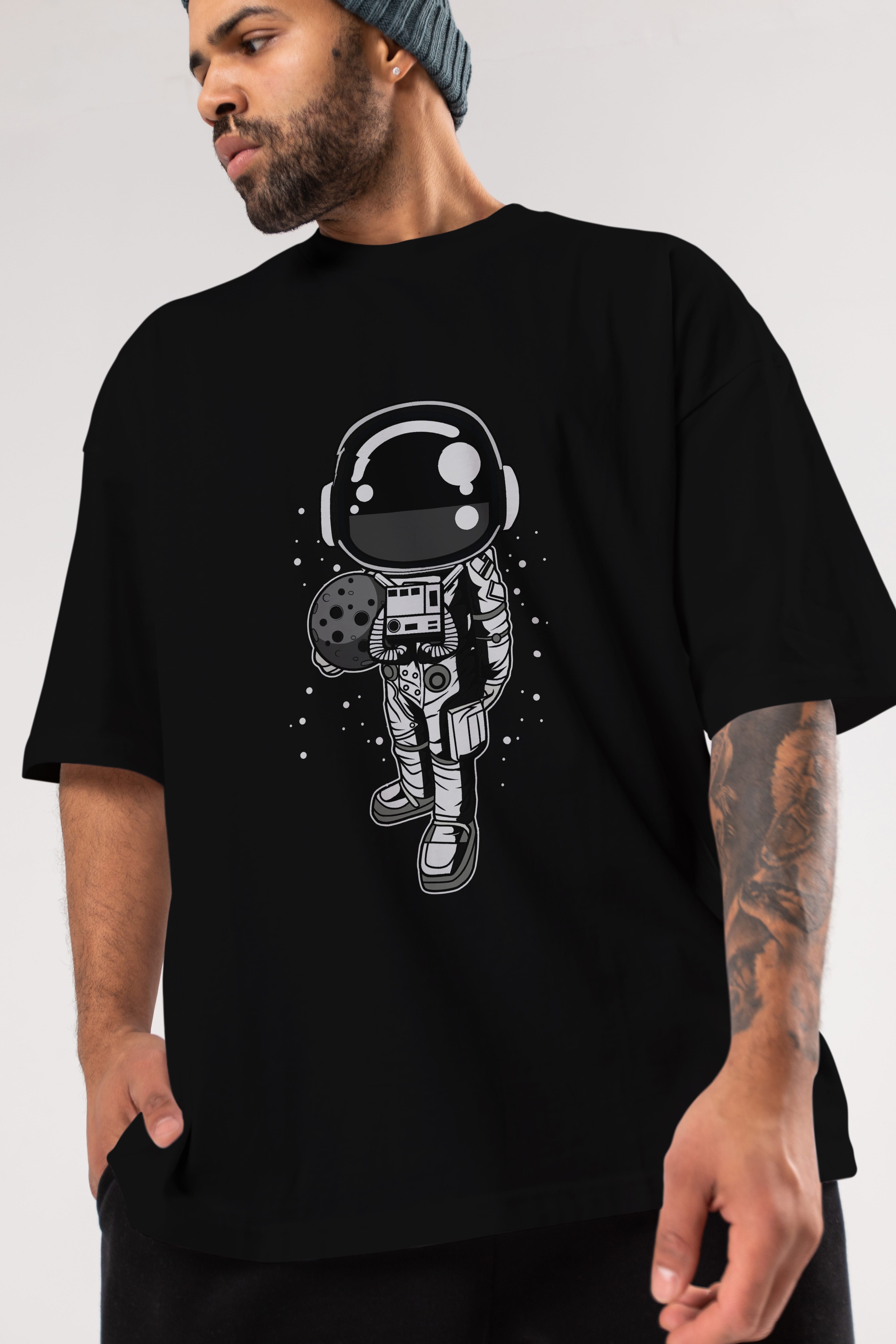 Astronaut Holding The Moon Ön Baskılı Oversize t-shirt Erkek Kadın Unisex
