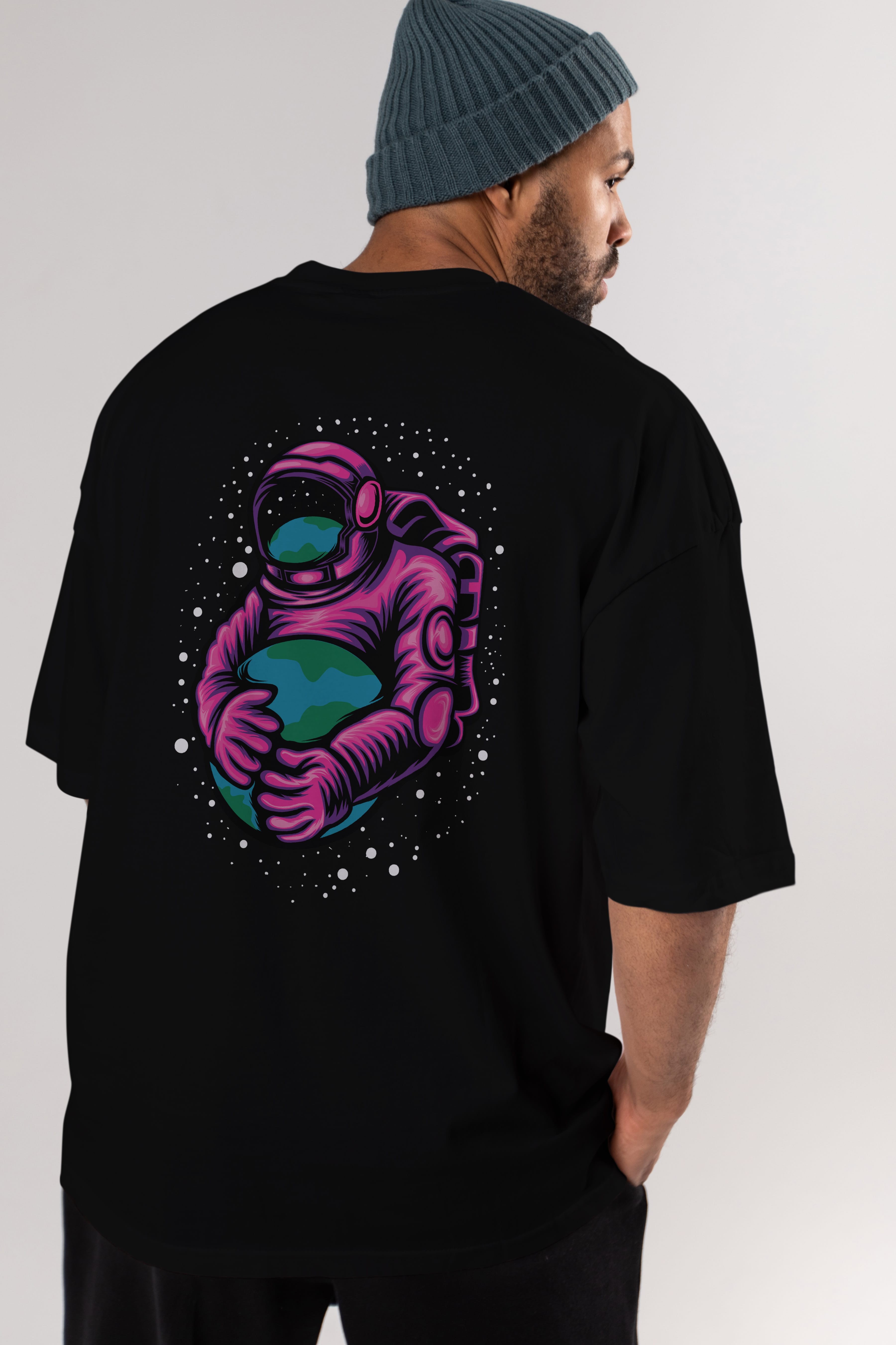 Astronaut Holding Up The Earth Arka Baskılı Oversize t-shirt Erkek Kadın Unisex