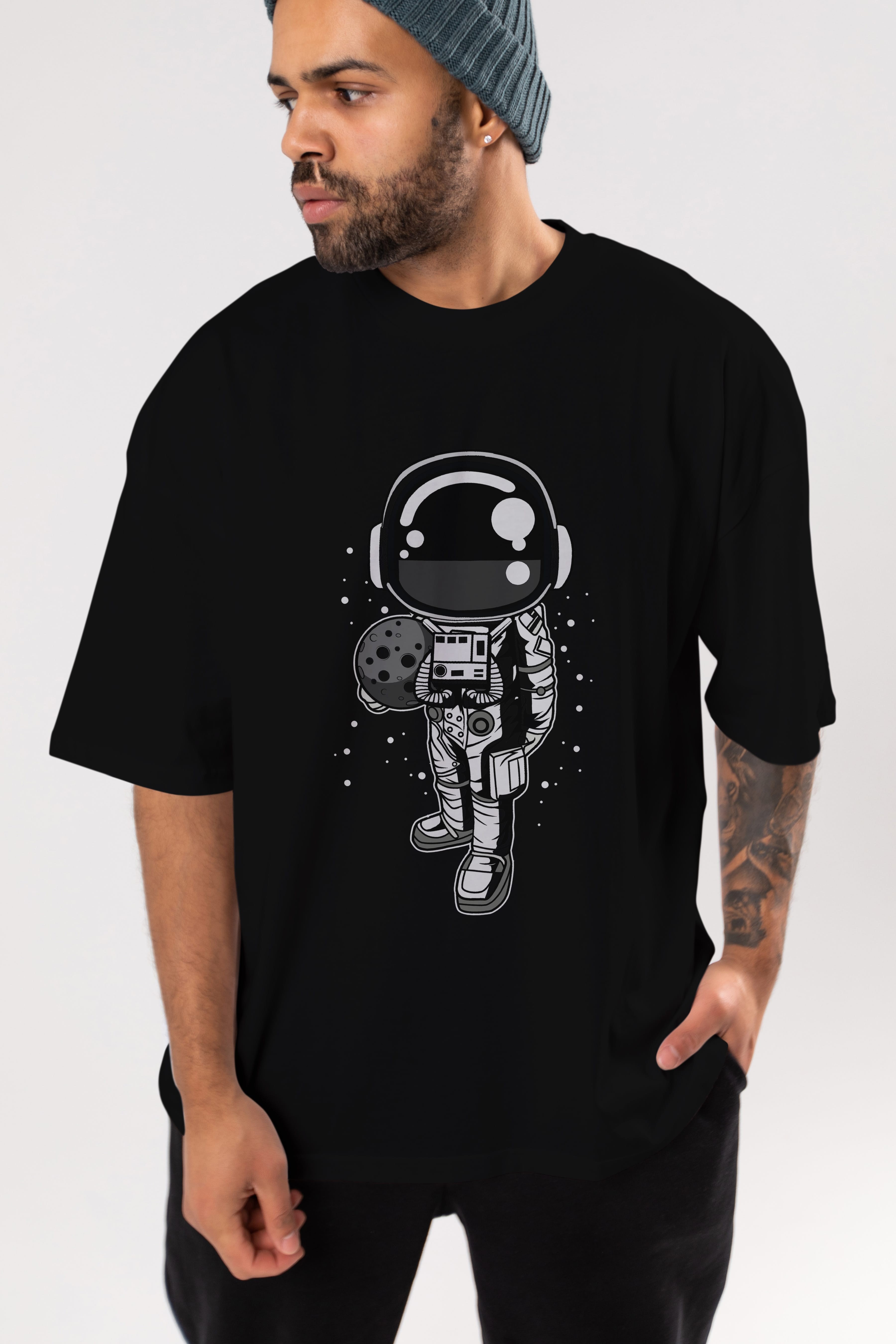 Astronaut Holding The Moon Ön Baskılı Oversize t-shirt Erkek Kadın Unisex