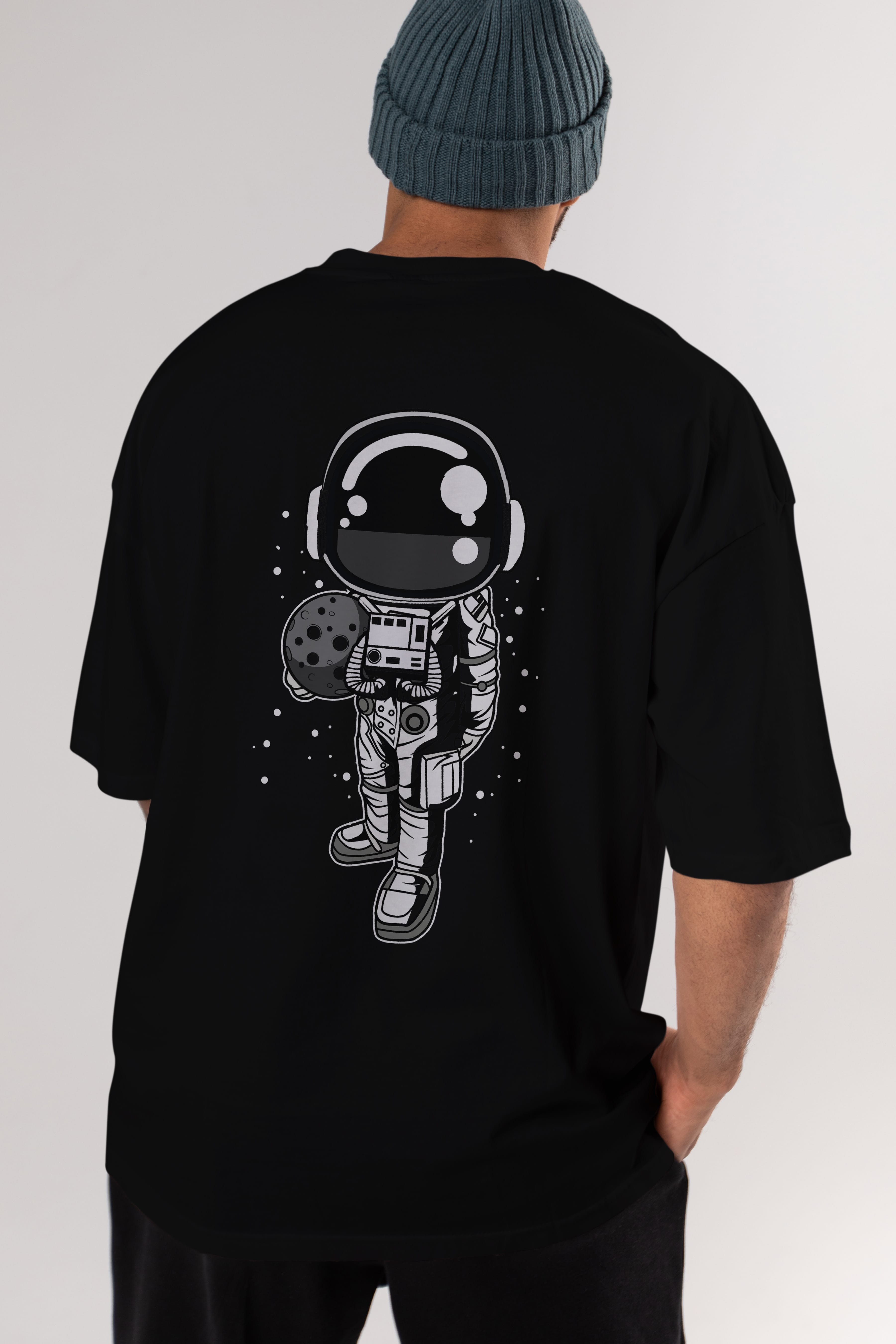 Astronaut Holding The Moon Arka Baskılı Oversize t-shirt Erkek Kadın Unisex