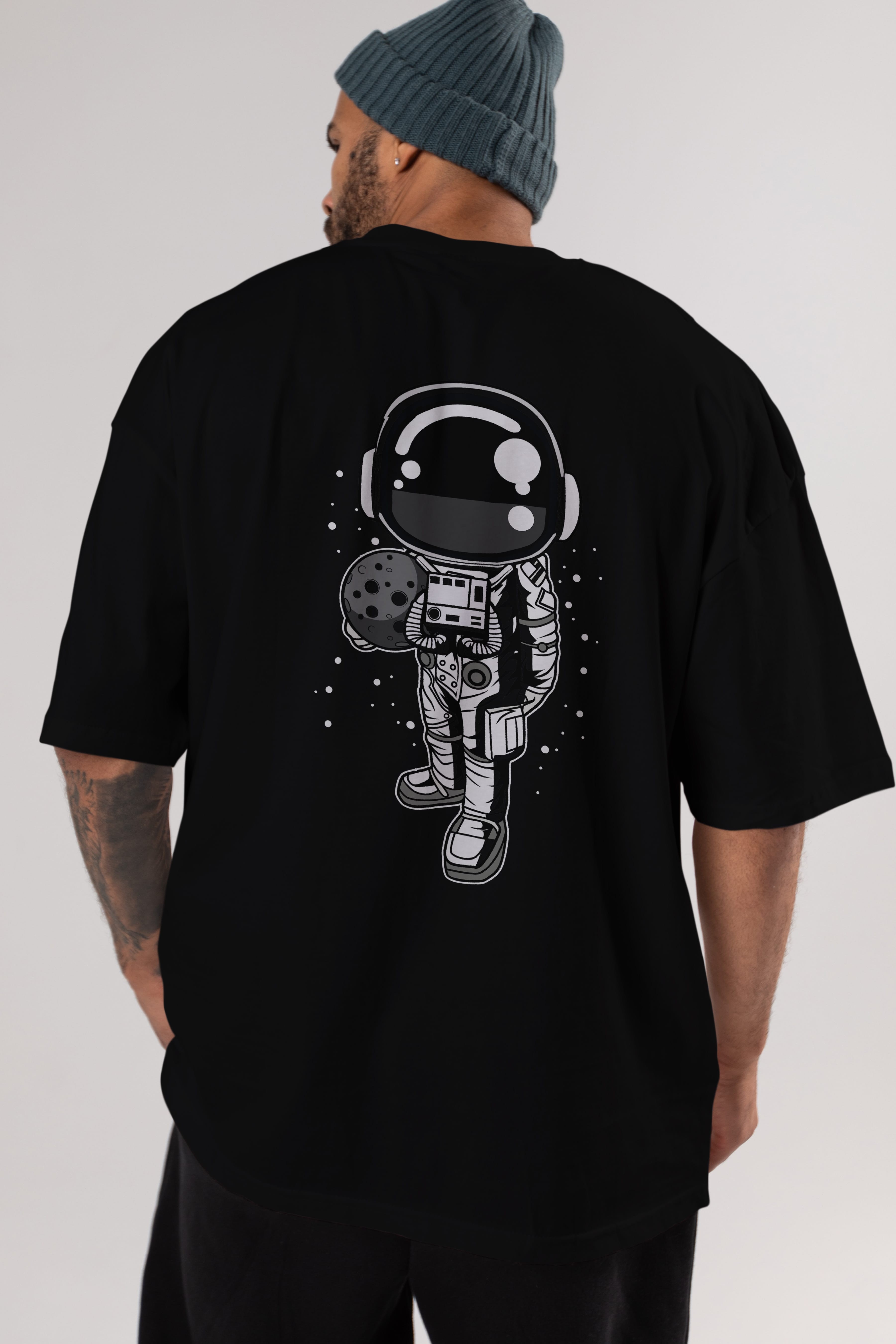 Astronaut Holding The Moon Arka Baskılı Oversize t-shirt Erkek Kadın Unisex